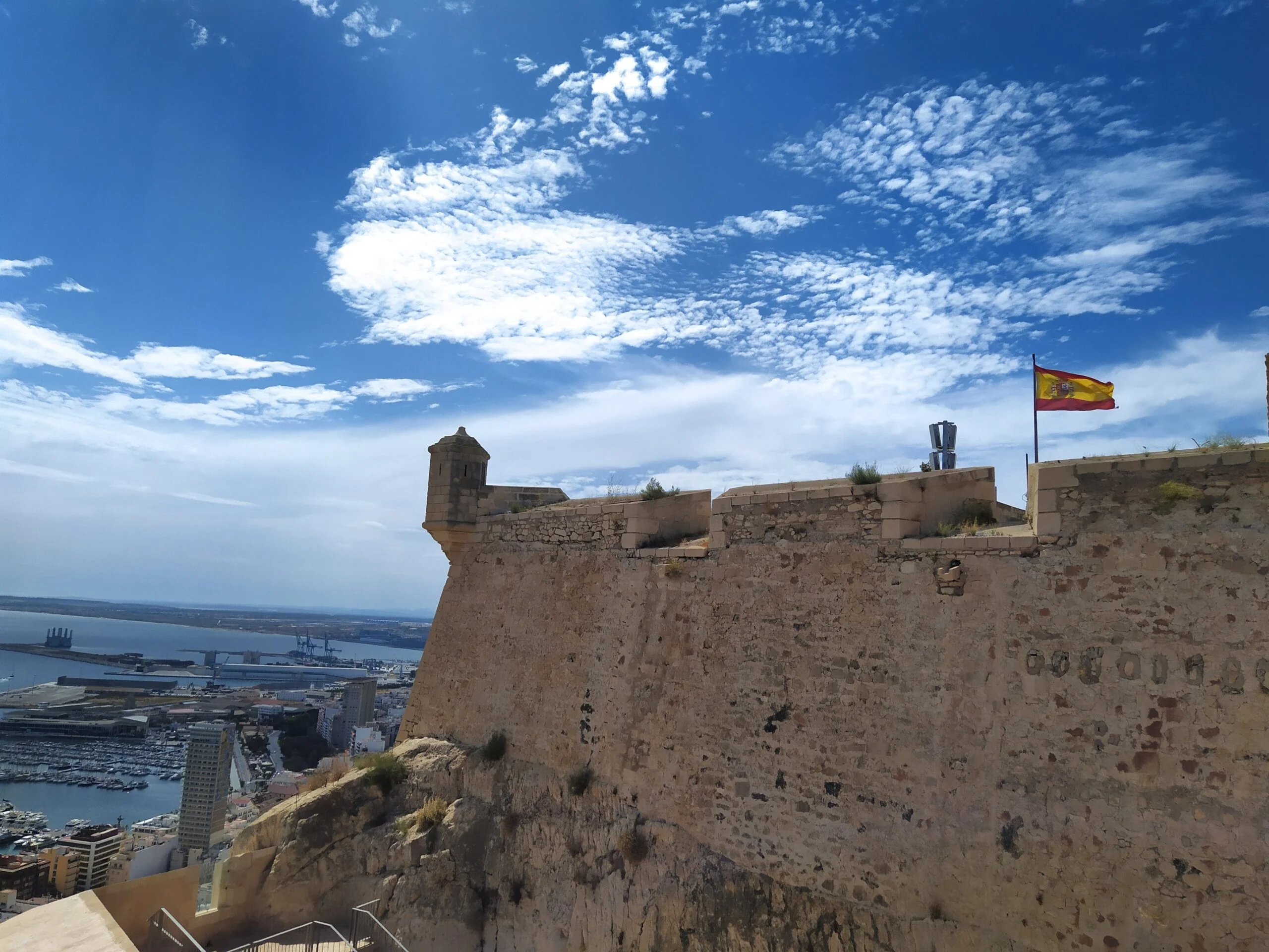 Vista del castillo de Santa Bárbara en Alicante con el puerto al fondo