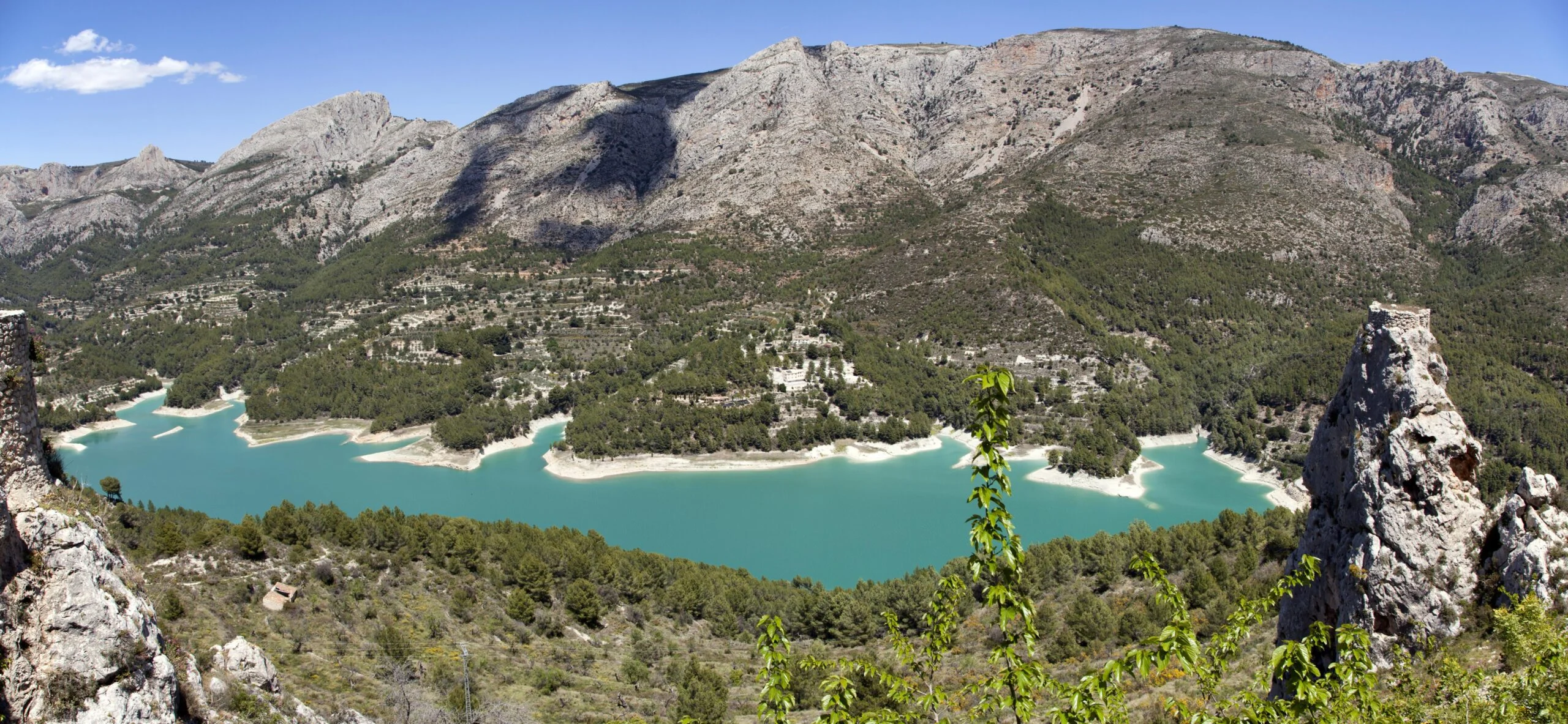 Vista panorámica del embalse de Guadalest en la provincia de Alicante