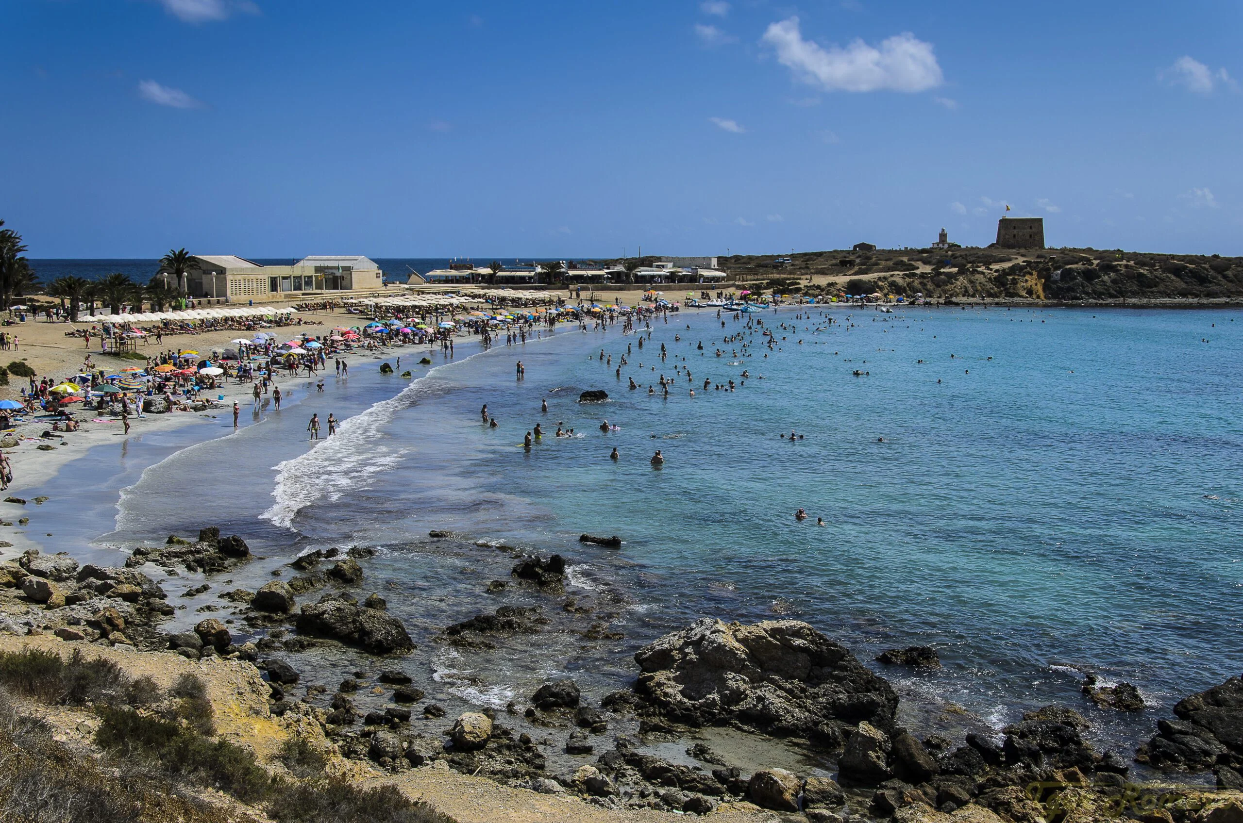 Paseo de la Explanada de España - Playa de Tabarca con agua turquesa y la isla al fondo