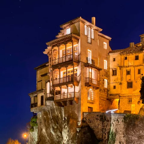 Casas Colgadas de Cuenca iluminadas al anochecer