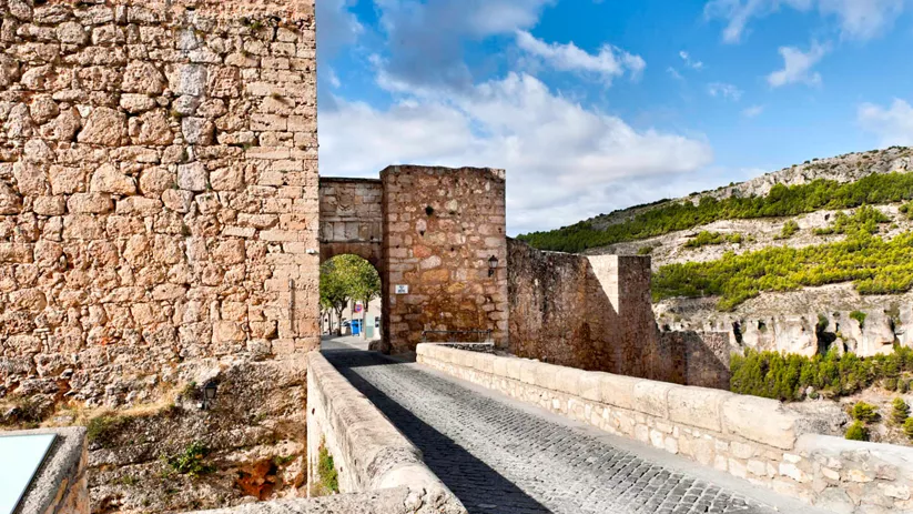 Tramo de muralla de Cuenca junto al paisaje rocoso del entorno