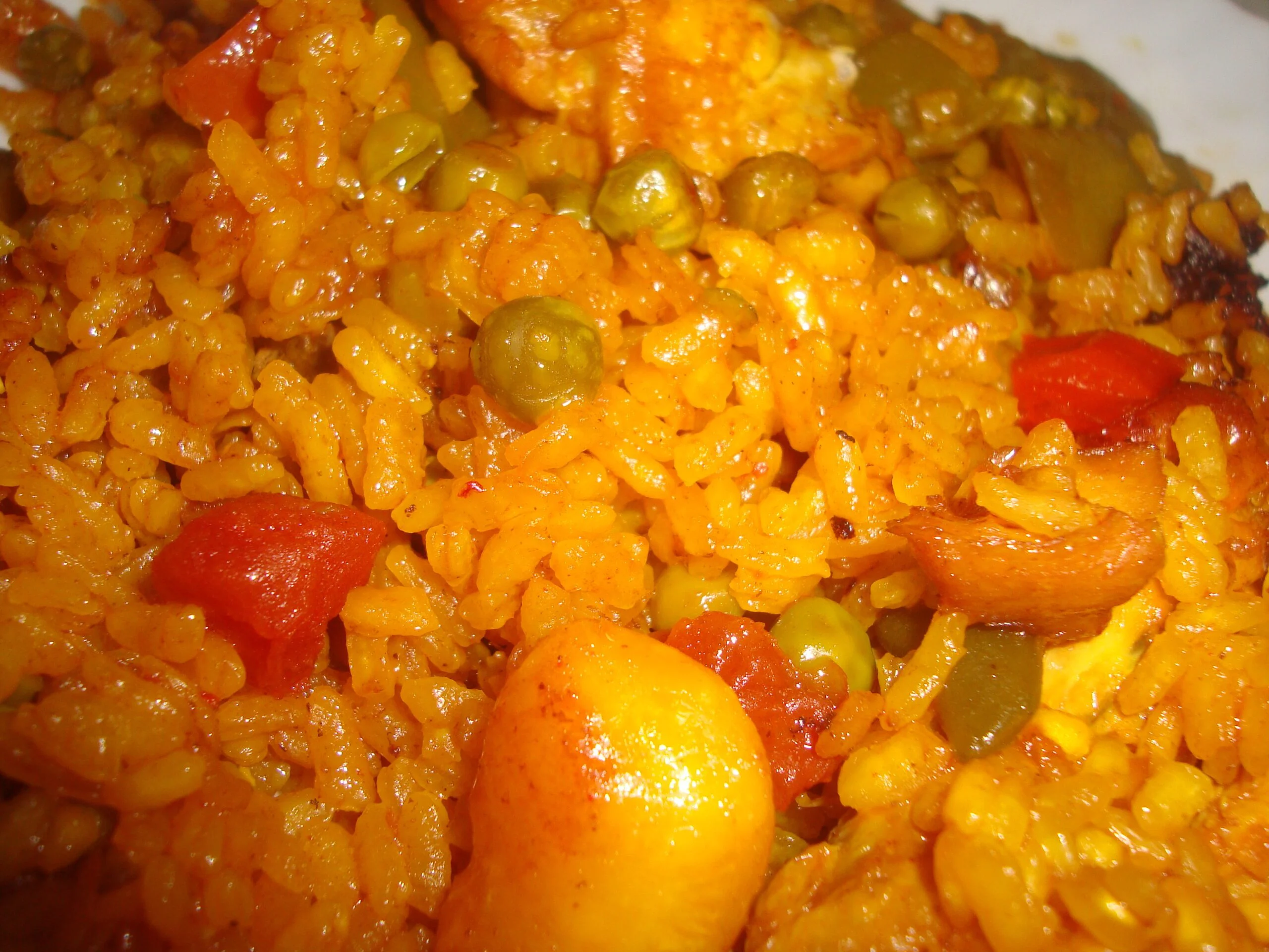 Paella valenciana servida en un restaurante tradicional