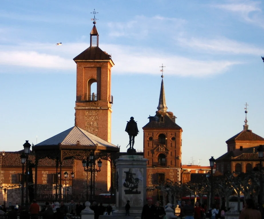 Plaza de Cervantes en Alcalá de Henares con edificios históricos alrededor