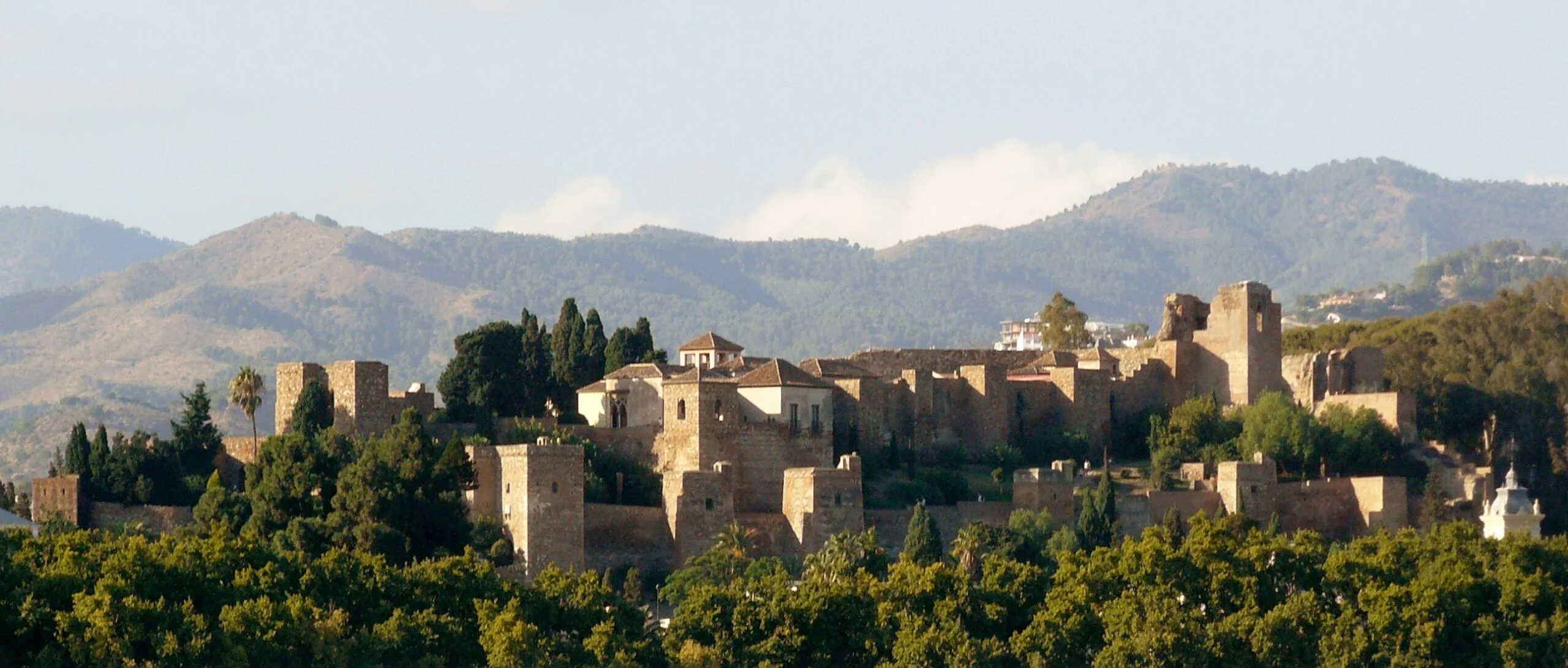 Vista de la Alcazaba de Málaga desde la zona del puerto