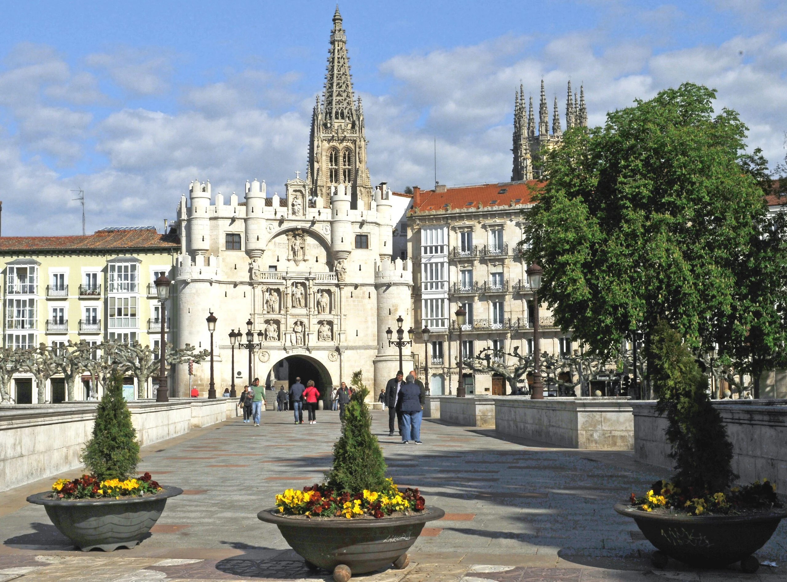Arco de Santa María con las agujas de la Catedral de Burgos al fondo