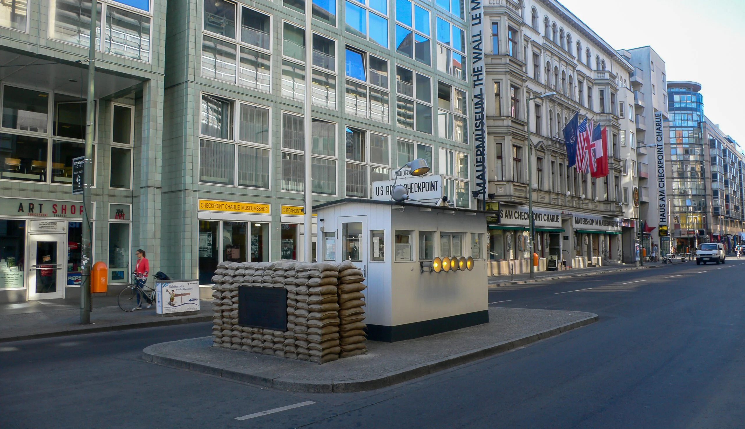 Checkpoint Charlie en Berlín durante una ruta histórica por la ciudad