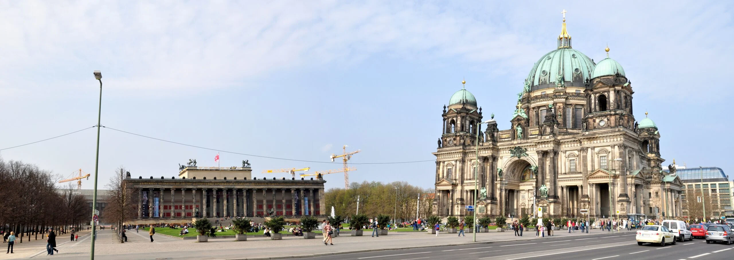 Berliner Dom y la Isla de los Museos de Berlín junto al río Spree