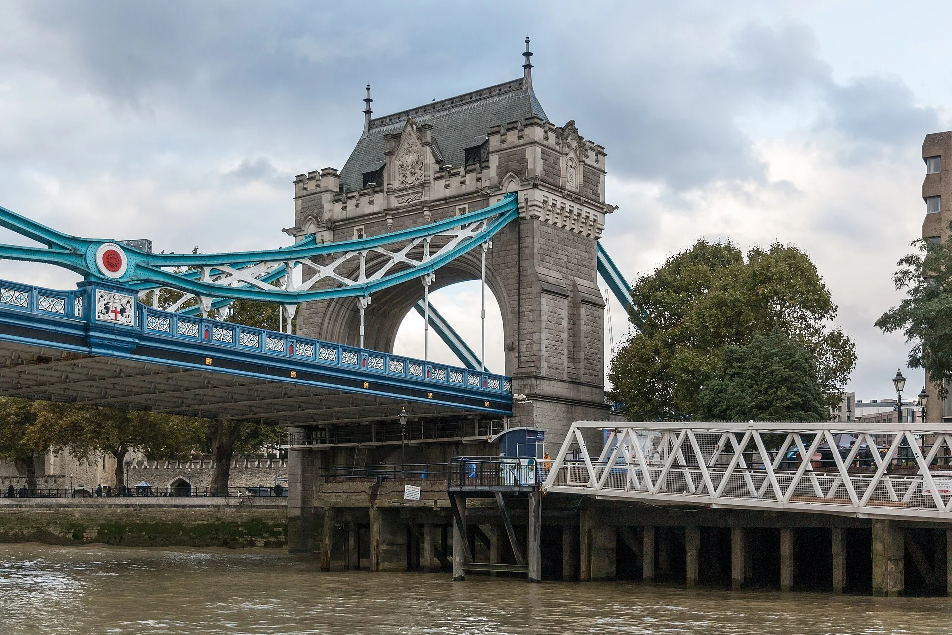 Tower Bridge de Londres visto desde el río Támesis