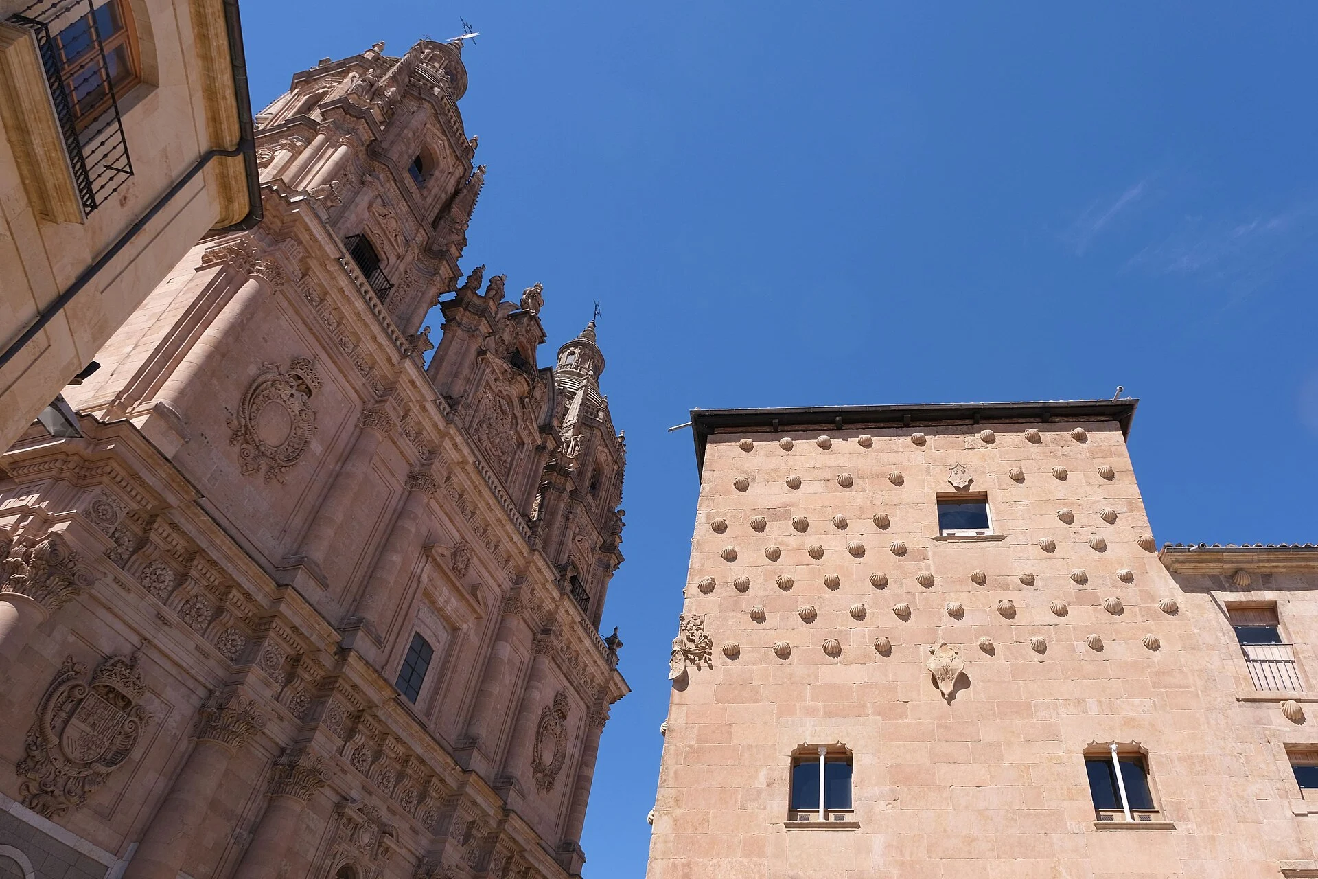 Fachada de la Casa de las Conchas de Salamanca en una ruta cultural