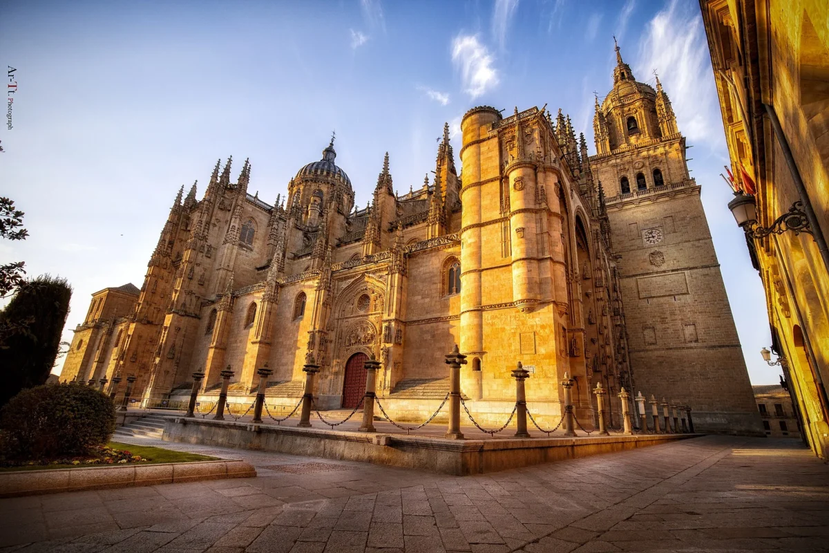 Catedral de Salamanca vista desde el exterior en una ruta con audioguía