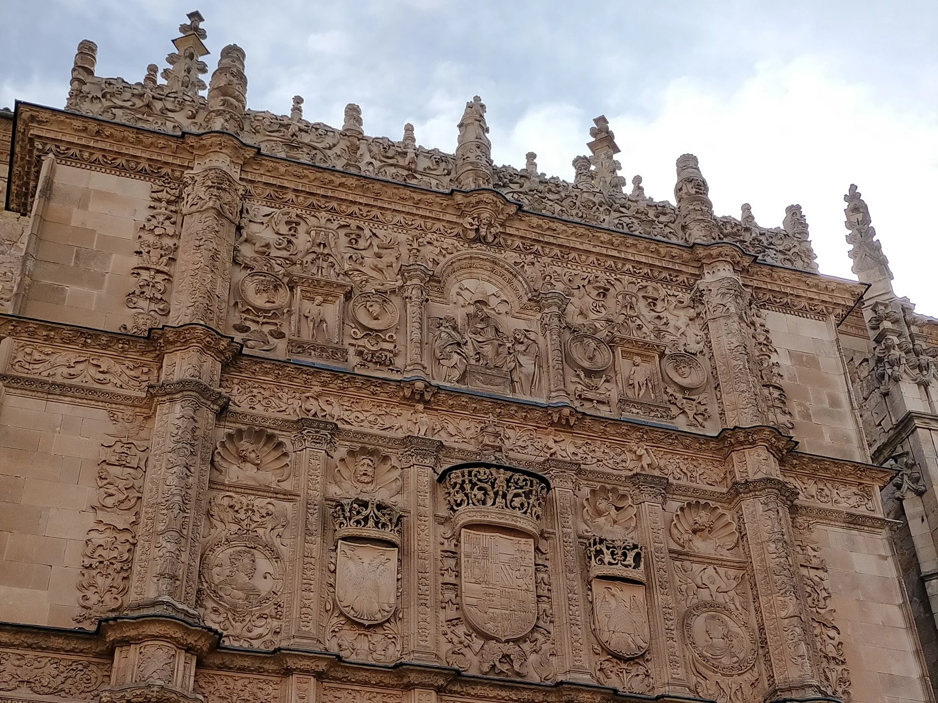 Fachada plateresca de la Universidad de Salamanca con visitantes delante