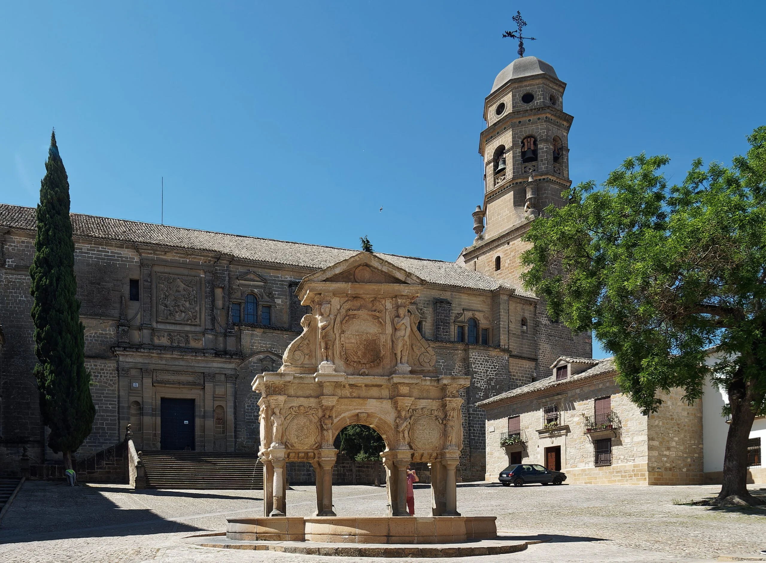 Qué ver en Úbeda y Baeza: Catedral de Baeza y fuente de Santa María en la plaza de Santa María