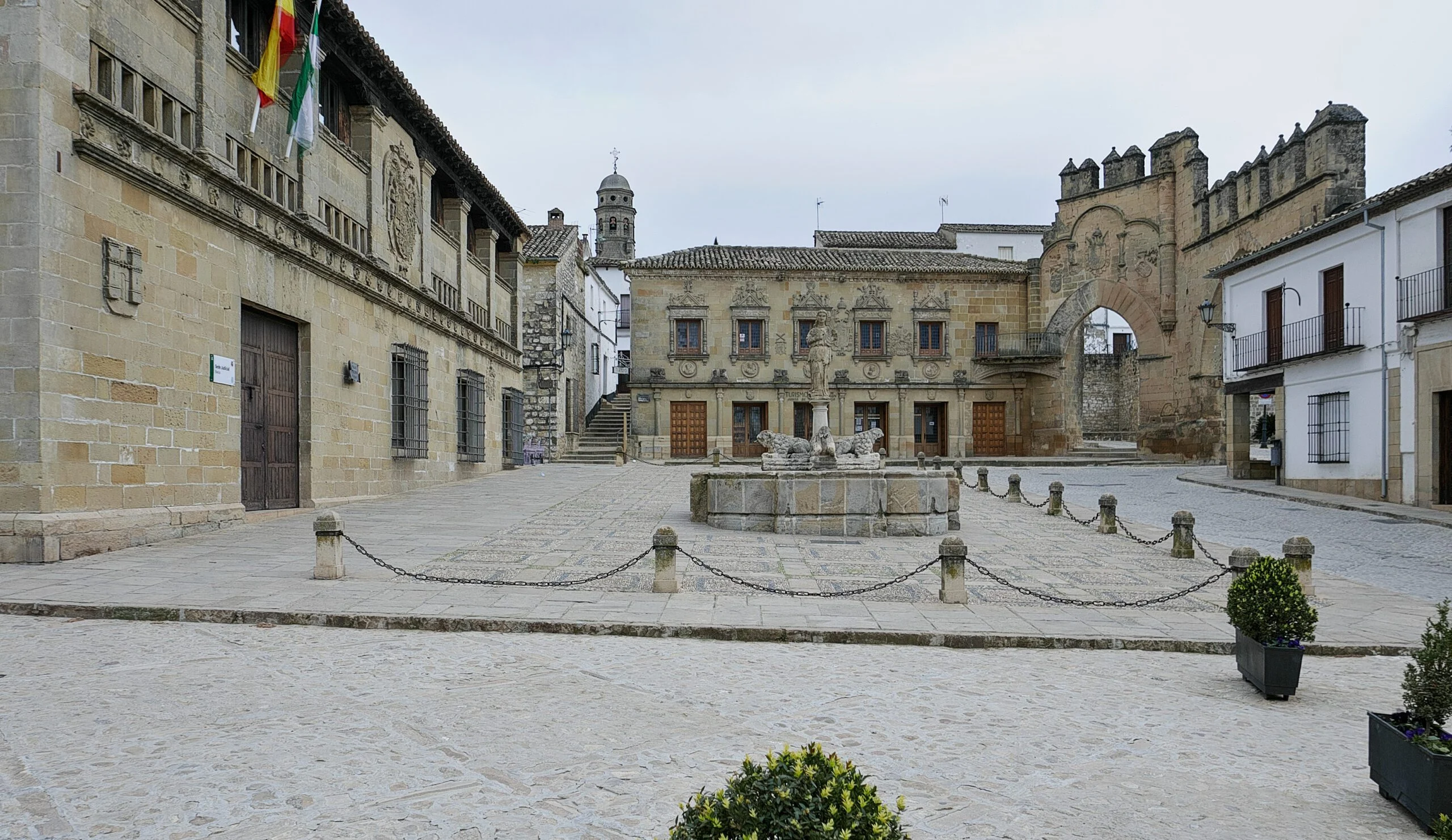 Plaza del Pópulo en Baeza con la fuente de los Leones