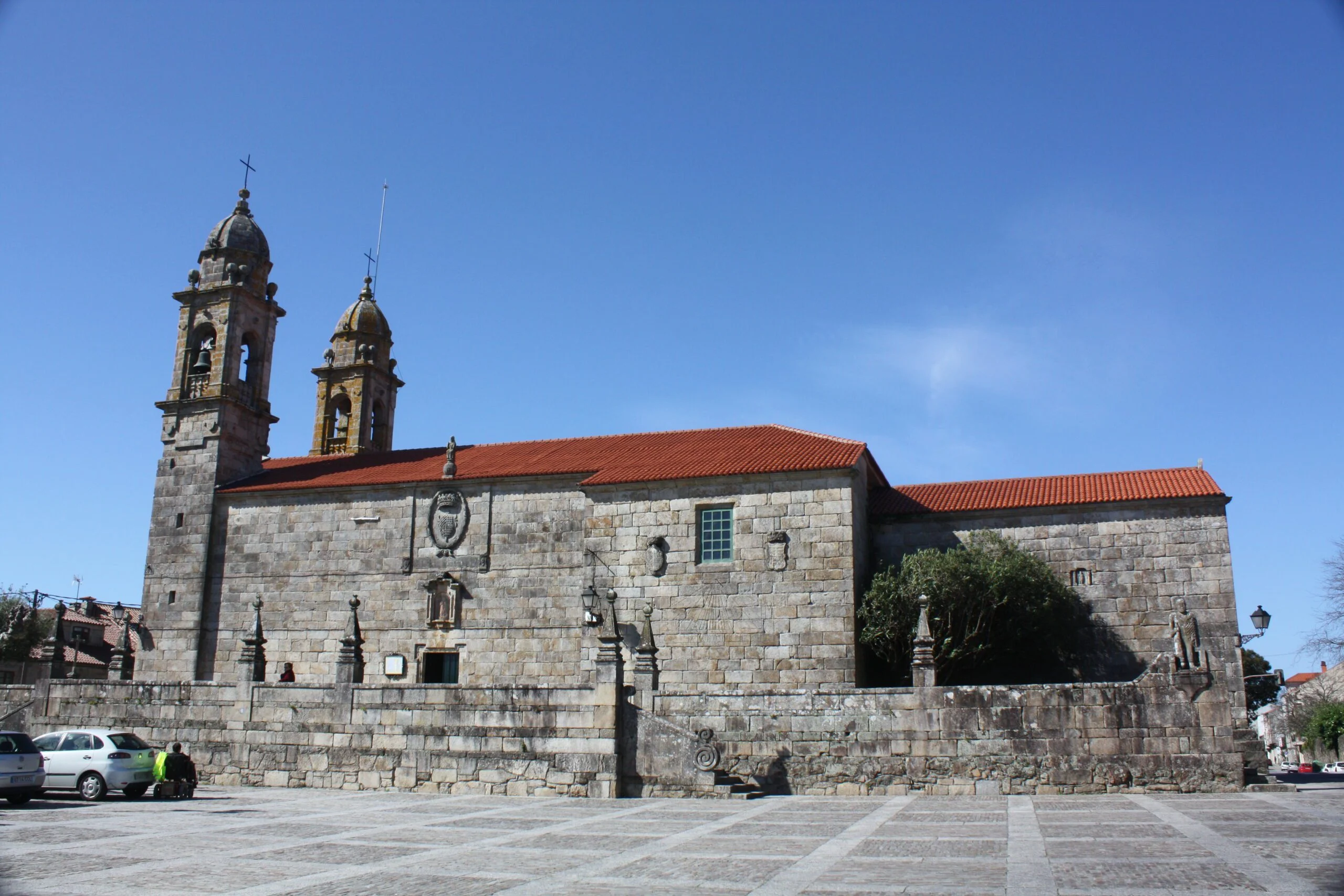 Iglesia de San Benito en Cambados, junto al conjunto histórico de Fefiñáns