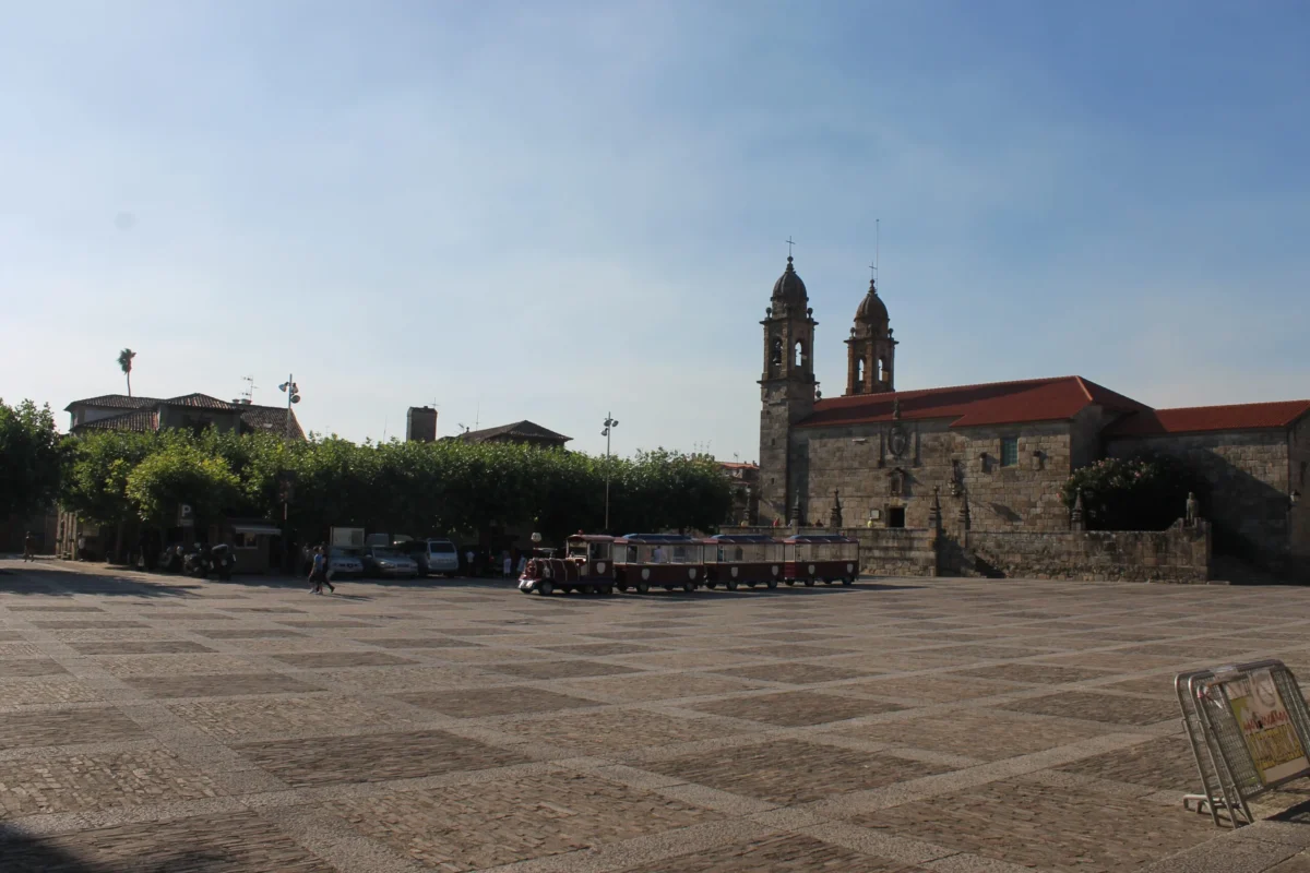 Qué ver en Cambados - Plaza de Fefiñáns en Cambados, uno de los lugares imprescindibles que ver en la villa