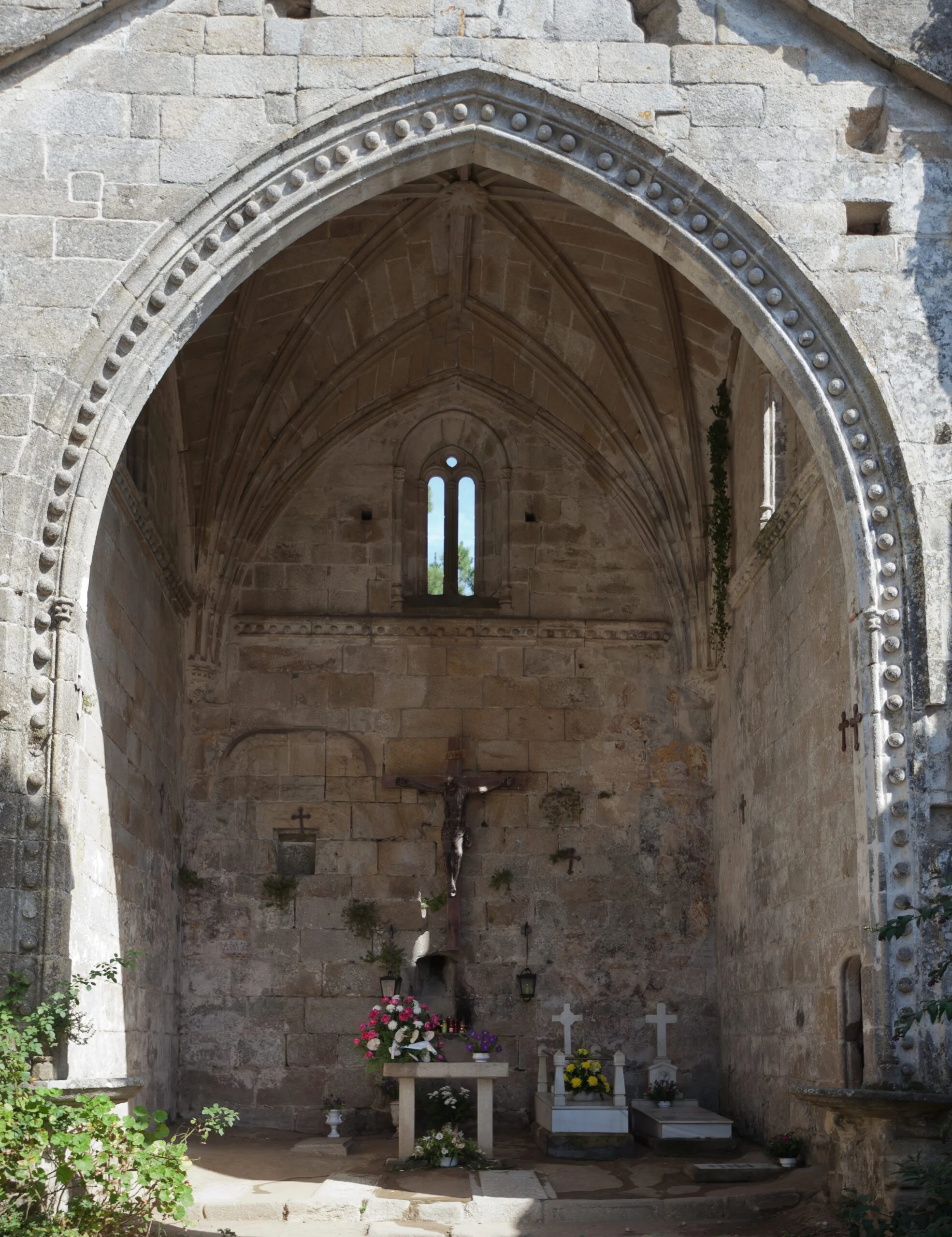 Ruinas de Santa Mariña de Dozo en Cambados rodeadas de piedra y vegetación