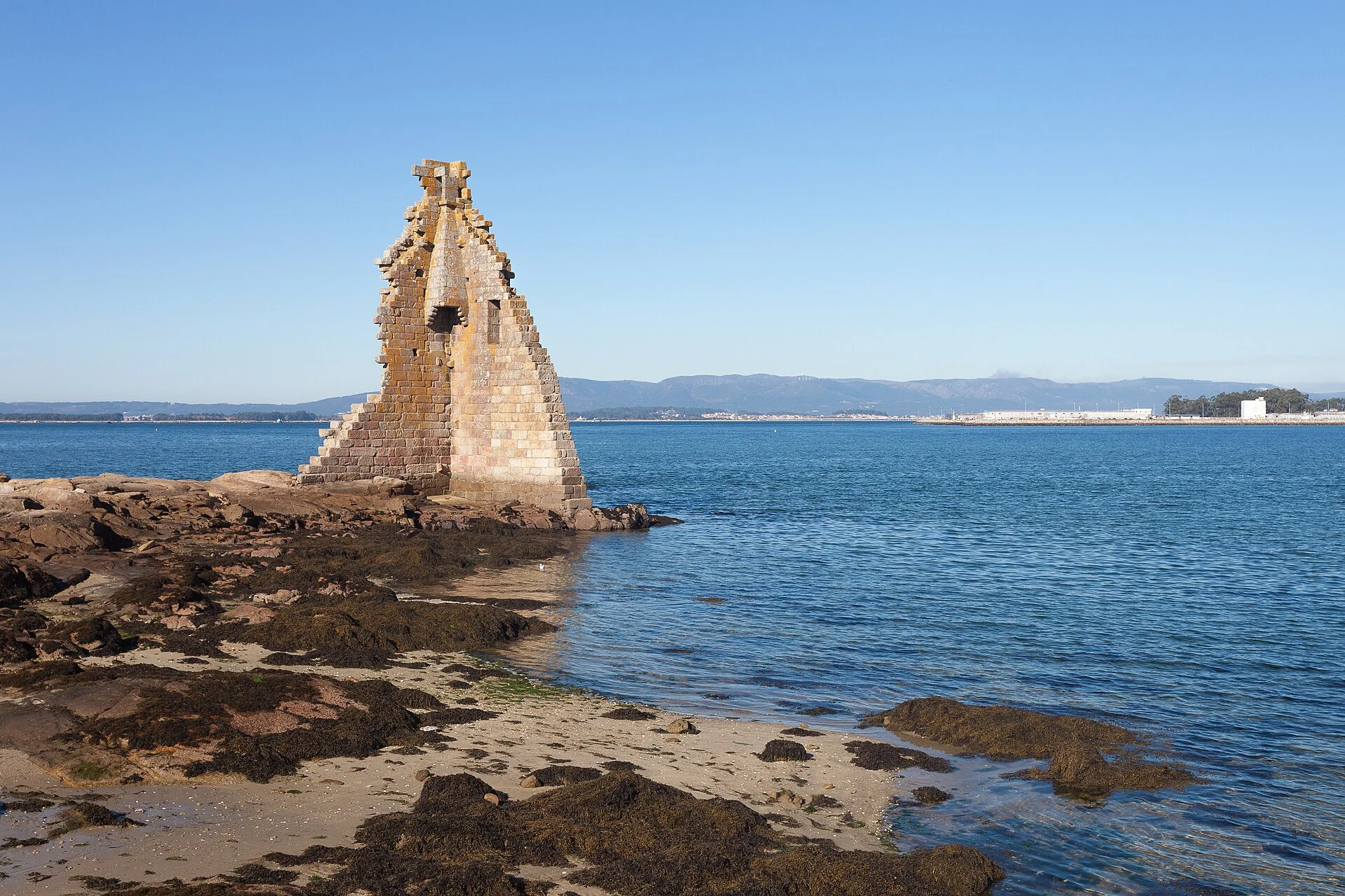 Torre de San Sadurniño en Cambados junto al mar y el pequeño puente de acceso