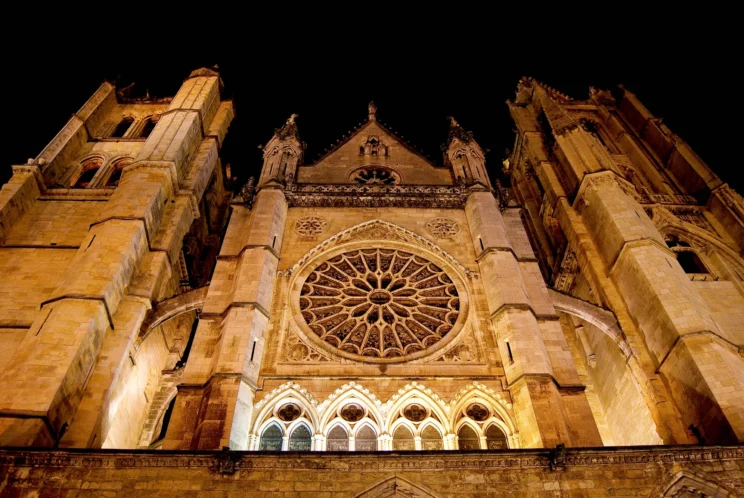 Lee más sobre el artículo Qué ver en León: ruta por la Catedral, San Isidoro, Botines y el Barrio Húmedo