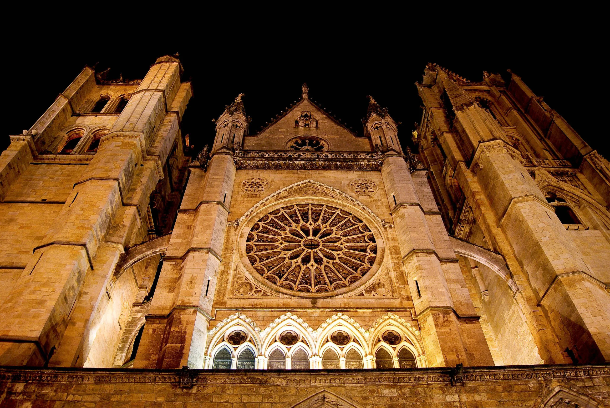 En este momento estás viendo Qué ver en León: ruta por la Catedral, San Isidoro, Botines y el Barrio Húmedo