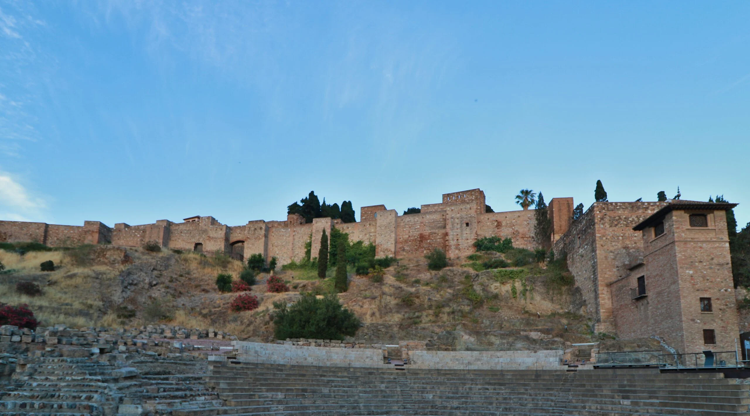 Interior de la Alcazaba de Málaga con patios y arquitectura andalusí