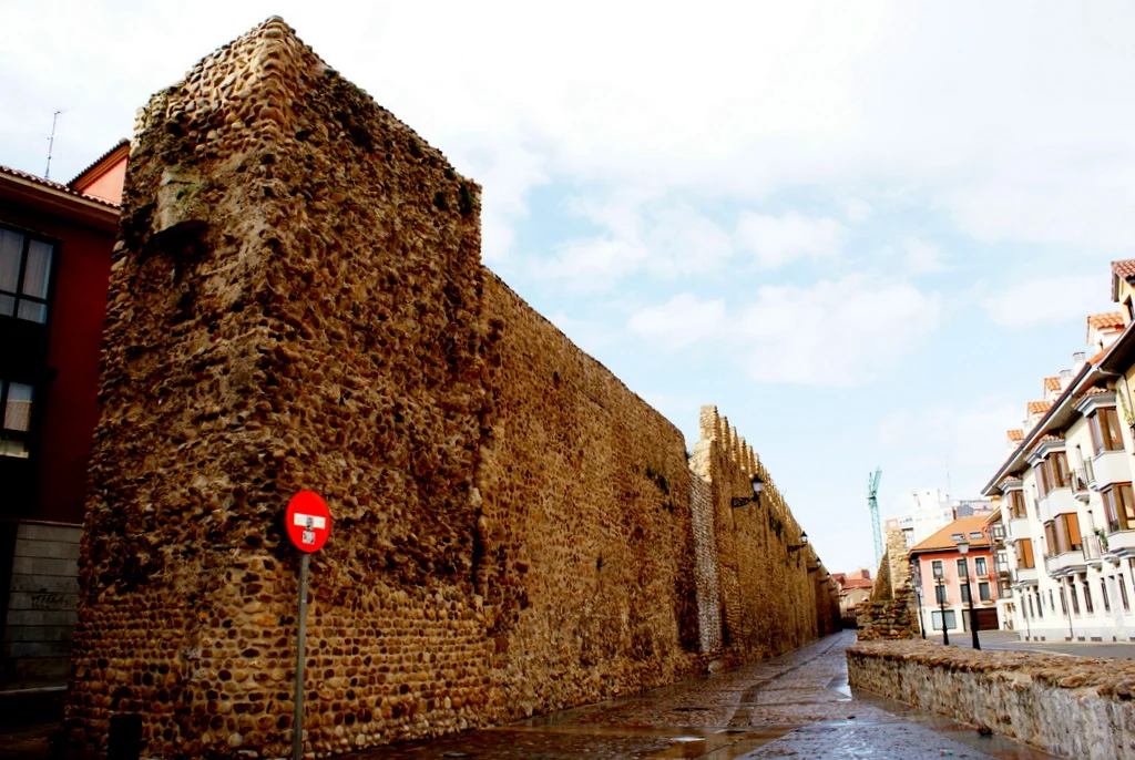 Qué ver en León: Restos de las murallas romanas de León