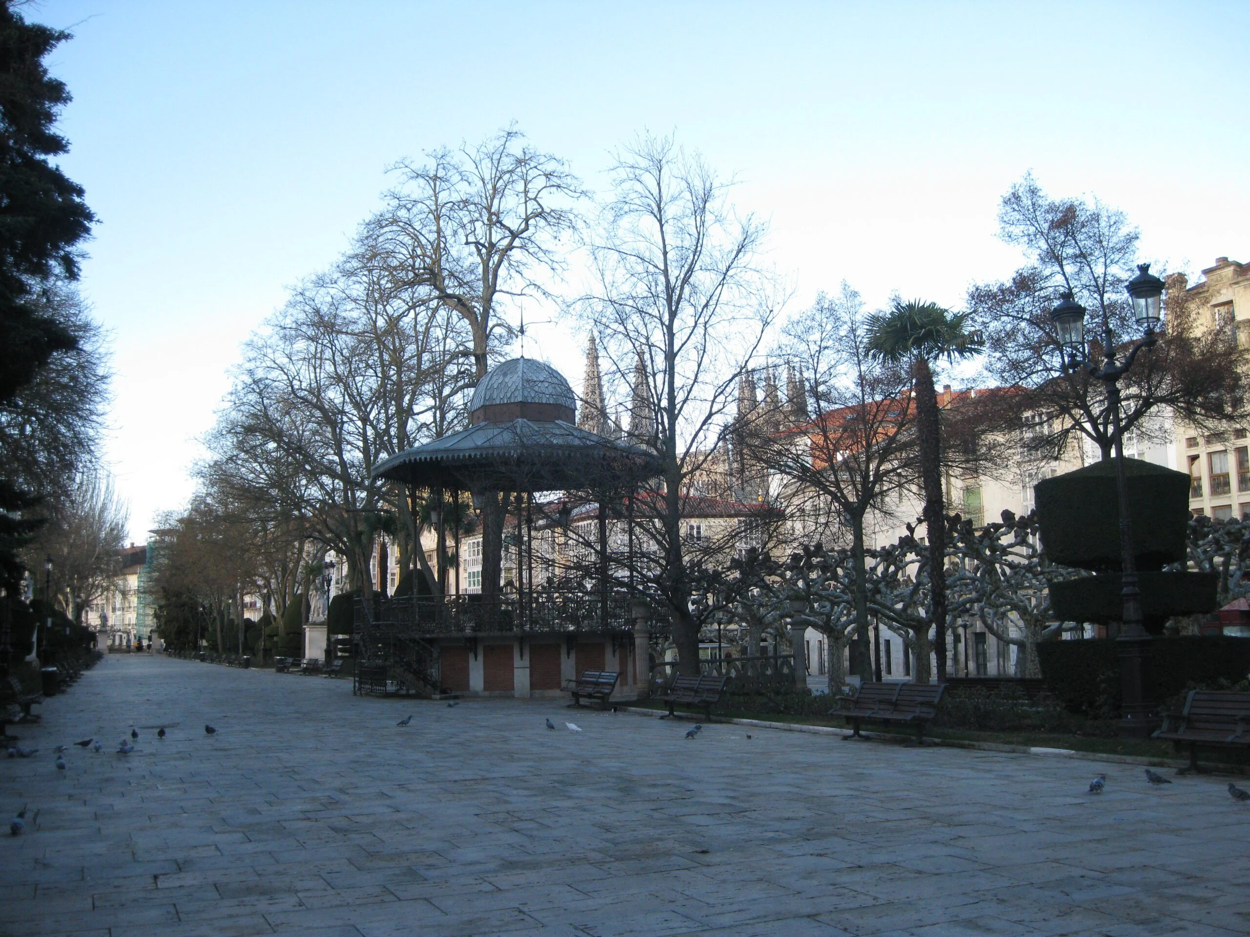 Paseo del Espolón de Burgos junto al casco histórico
