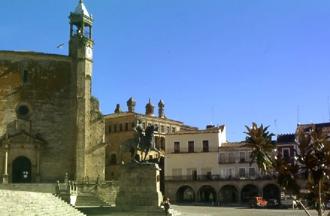 Plaza Mayor de Trujillo con la iglesia de San Martín y la estatua ecuestre de Pizarro
