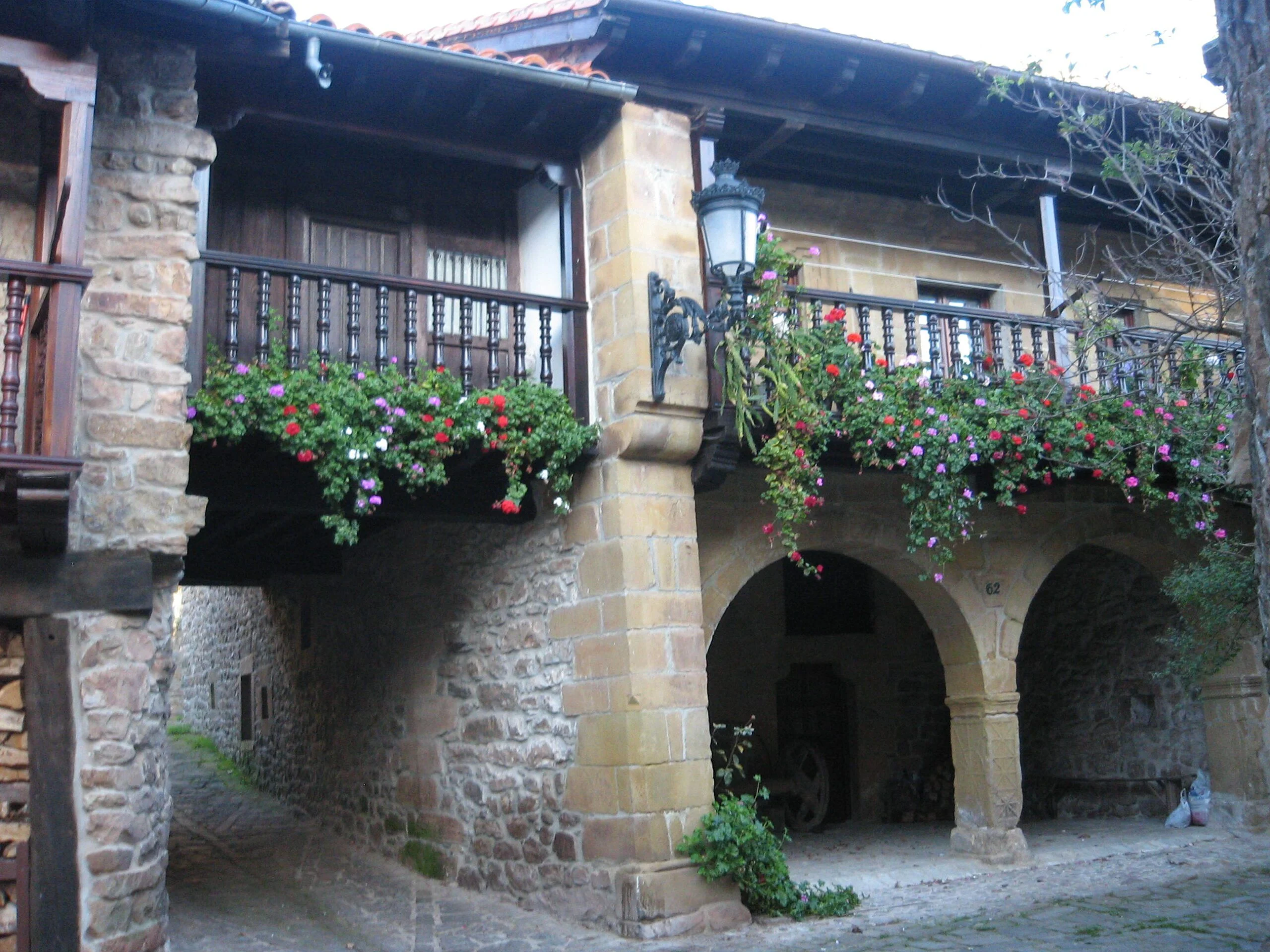 Casas de piedra y madera en Bárcena Mayor Cantabria