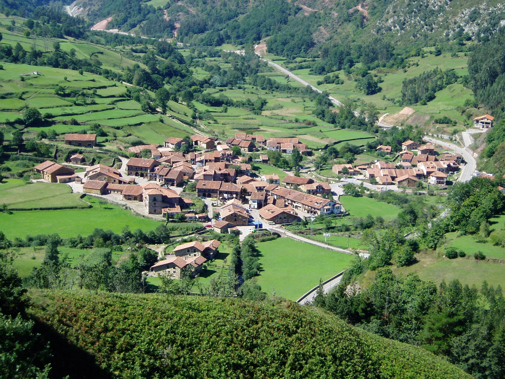 Pueblos bonitos Cantabria: Vista del pueblo de Carmona en Cantabria entre montañas