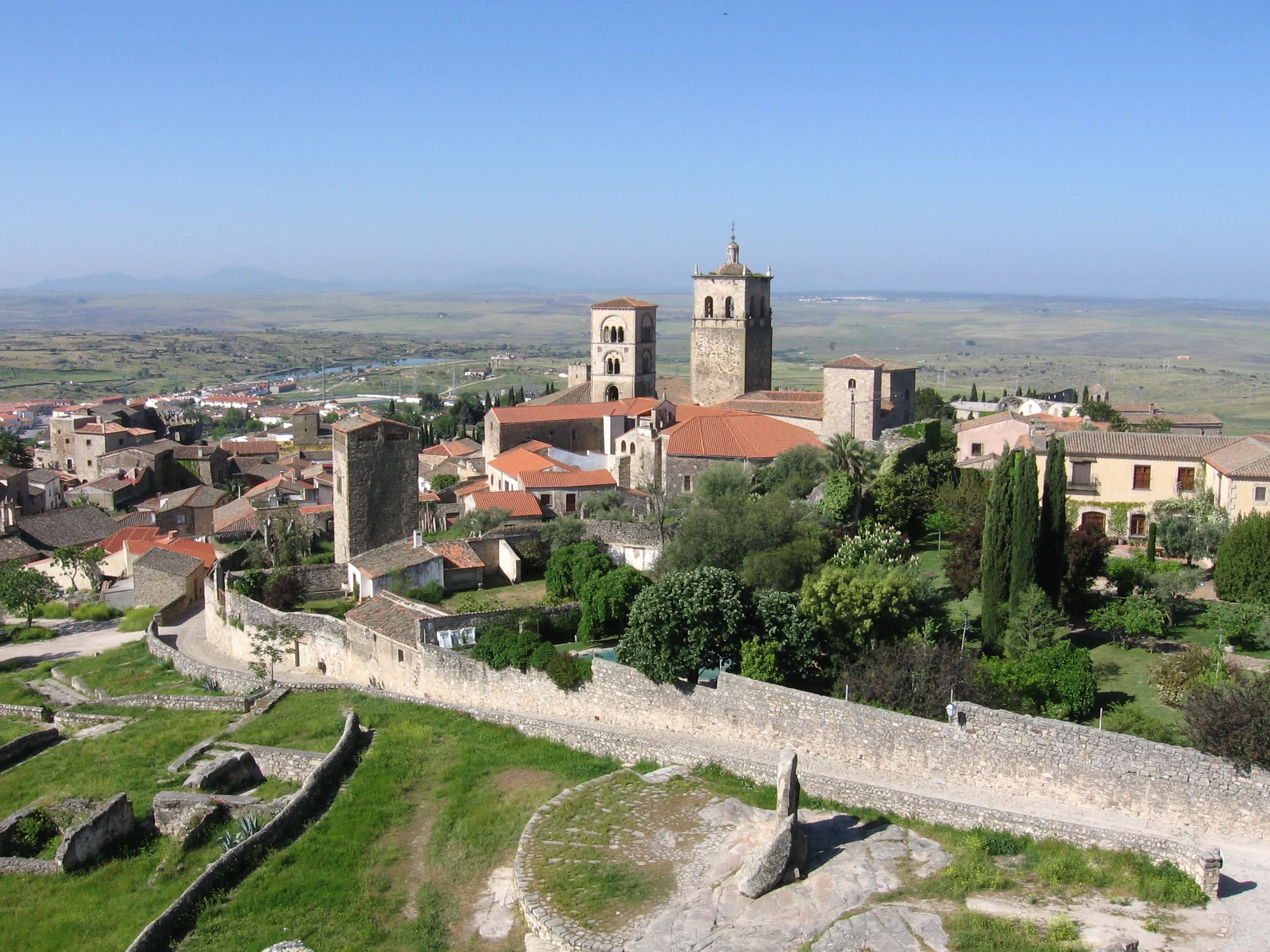 Qué ver en Trujillo: Vista de Trujillo con la iglesia de Santa María la Mayor sobre el casco histórico