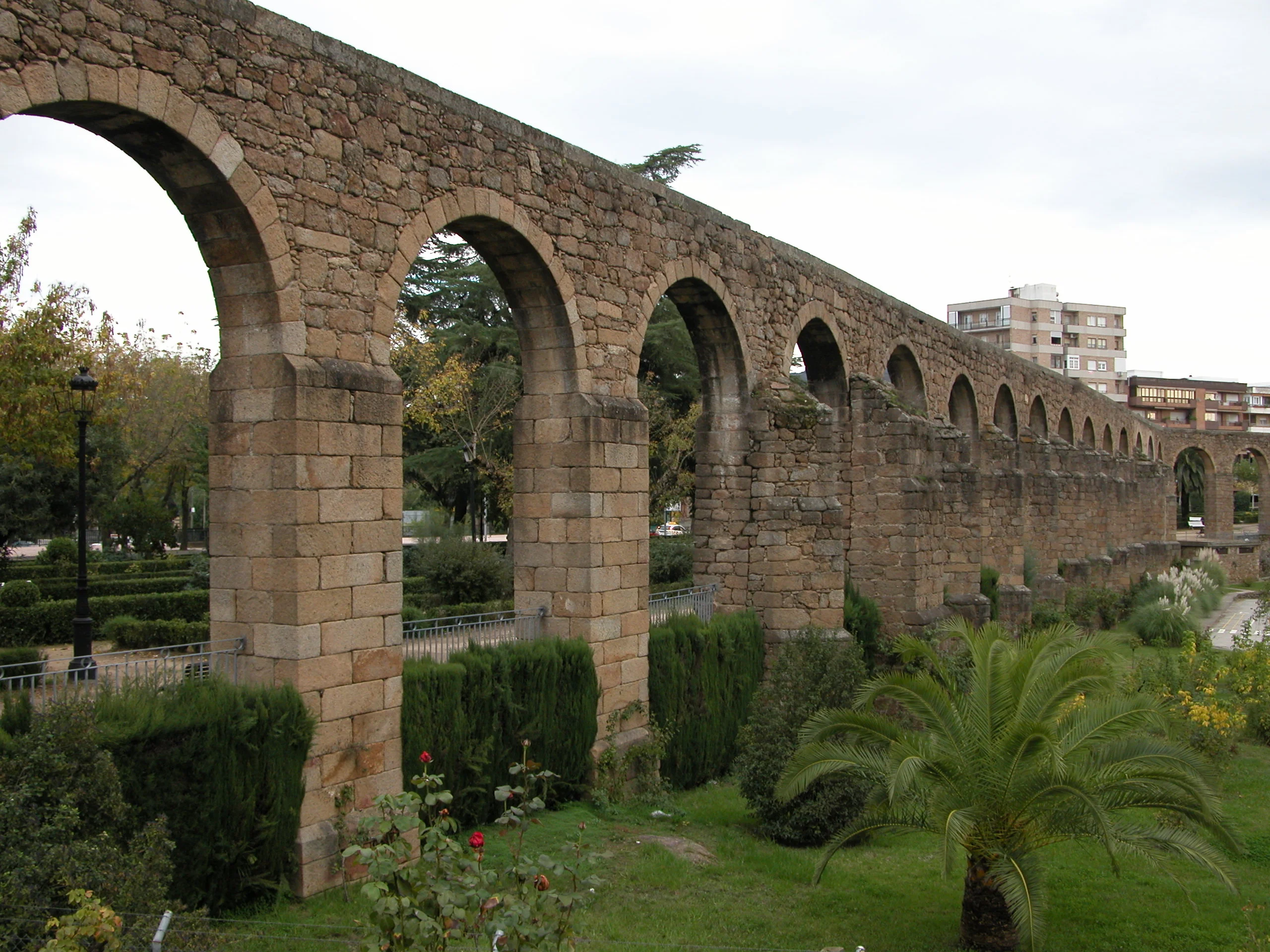 Qué ver en Plasencia: Acueducto de Plasencia junto al parque de San Anton