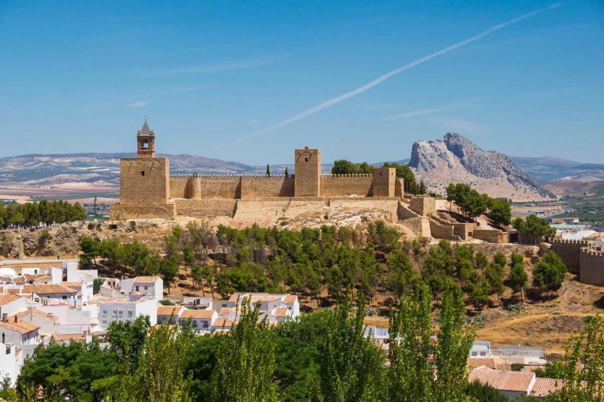 Alcazaba de Antequera con la ciudad y el paisaje de Málaga al fondo