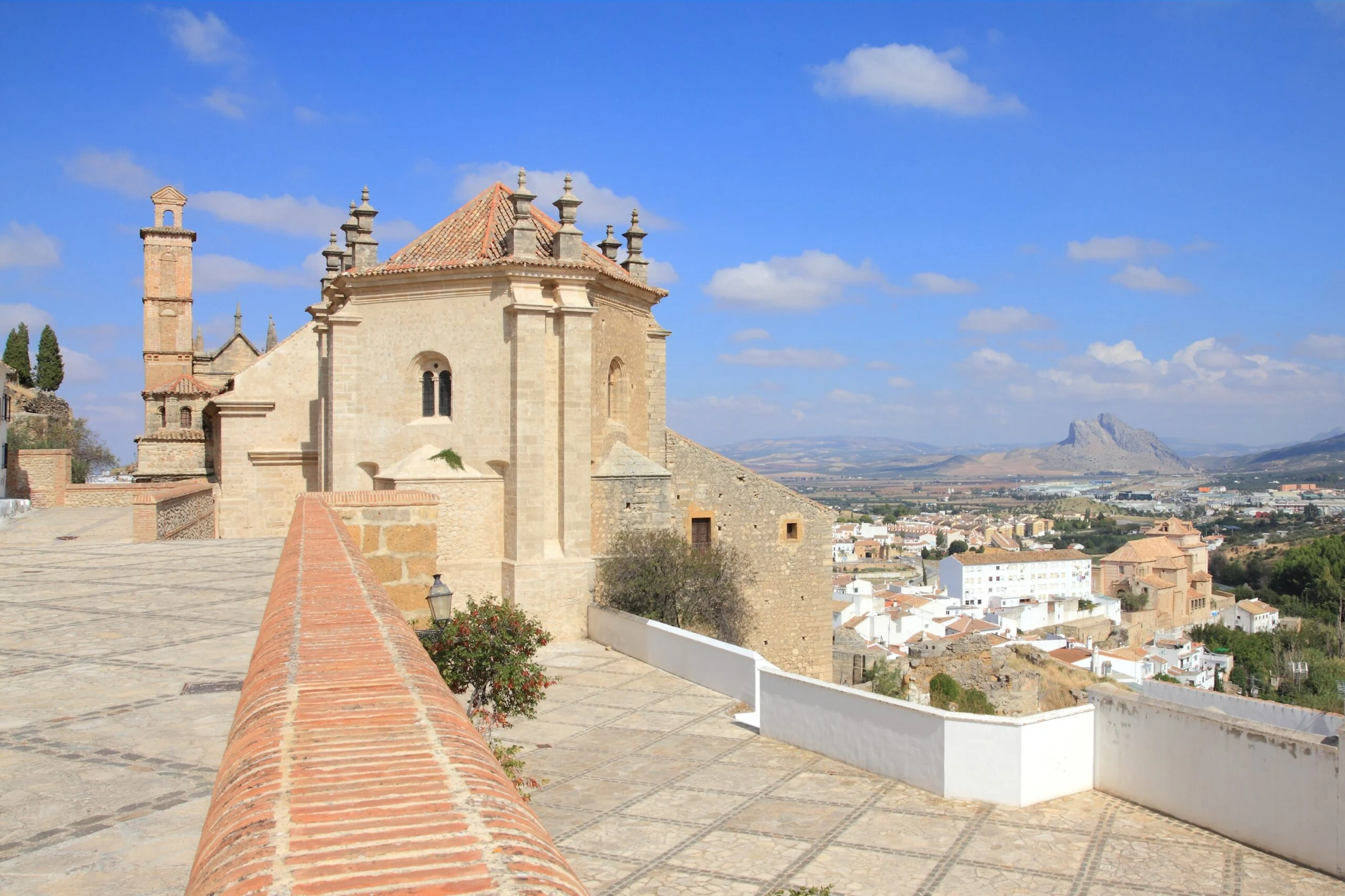 Vista de Antequera con la Real Colegiata y la Peña de los Enamorados al fondo