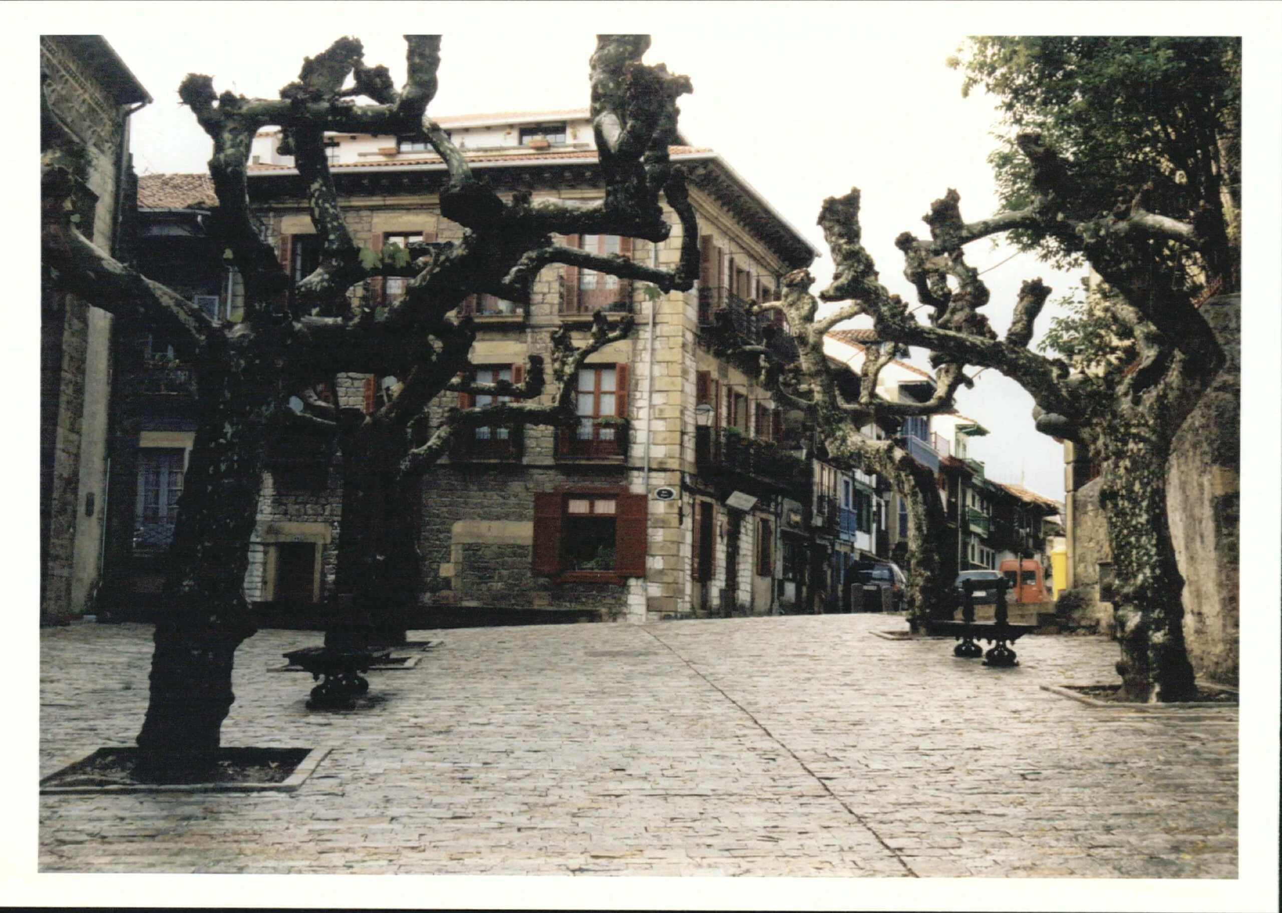 Calle del casco histórico de Hondarribia con arquitectura tradicional vasca