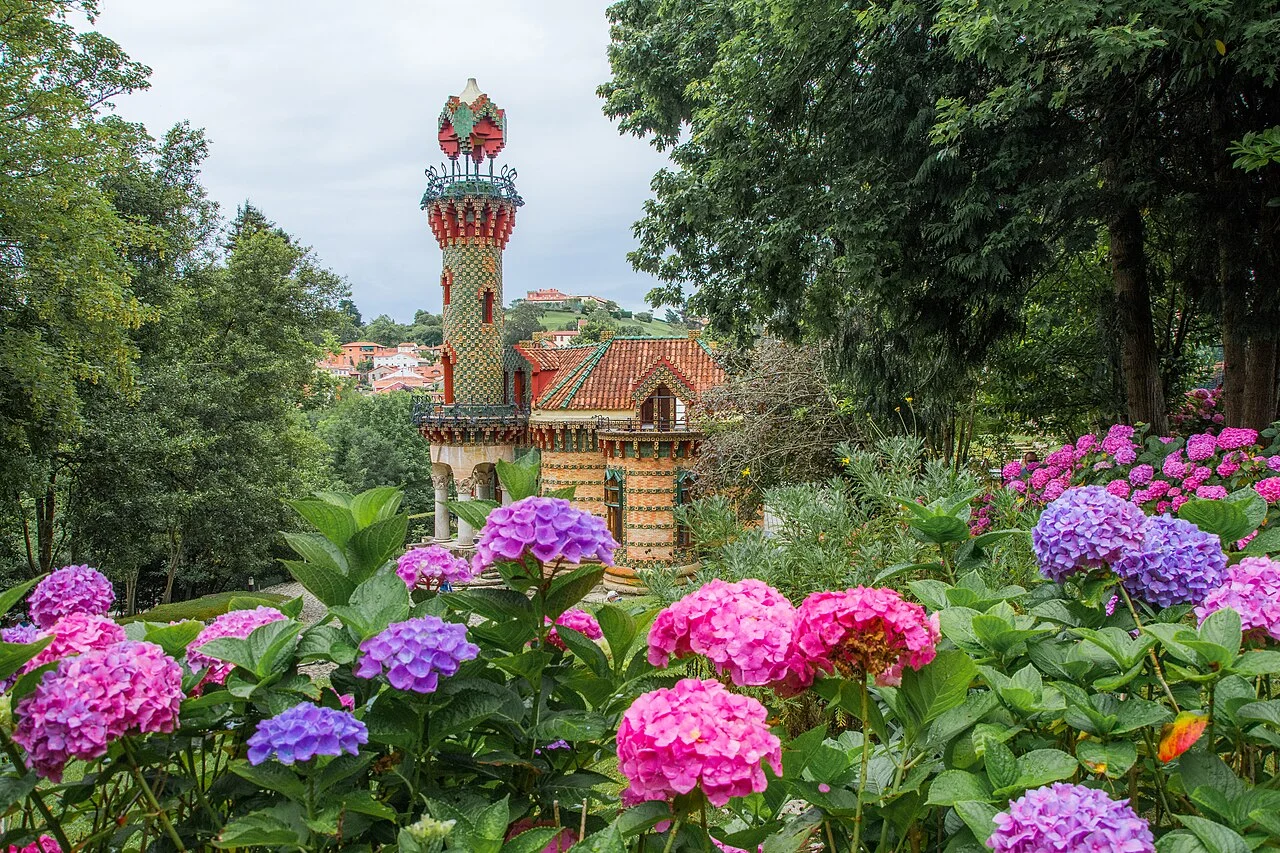 El Capricho de Gaudí en Comillas visto desde el jardín con hortensias