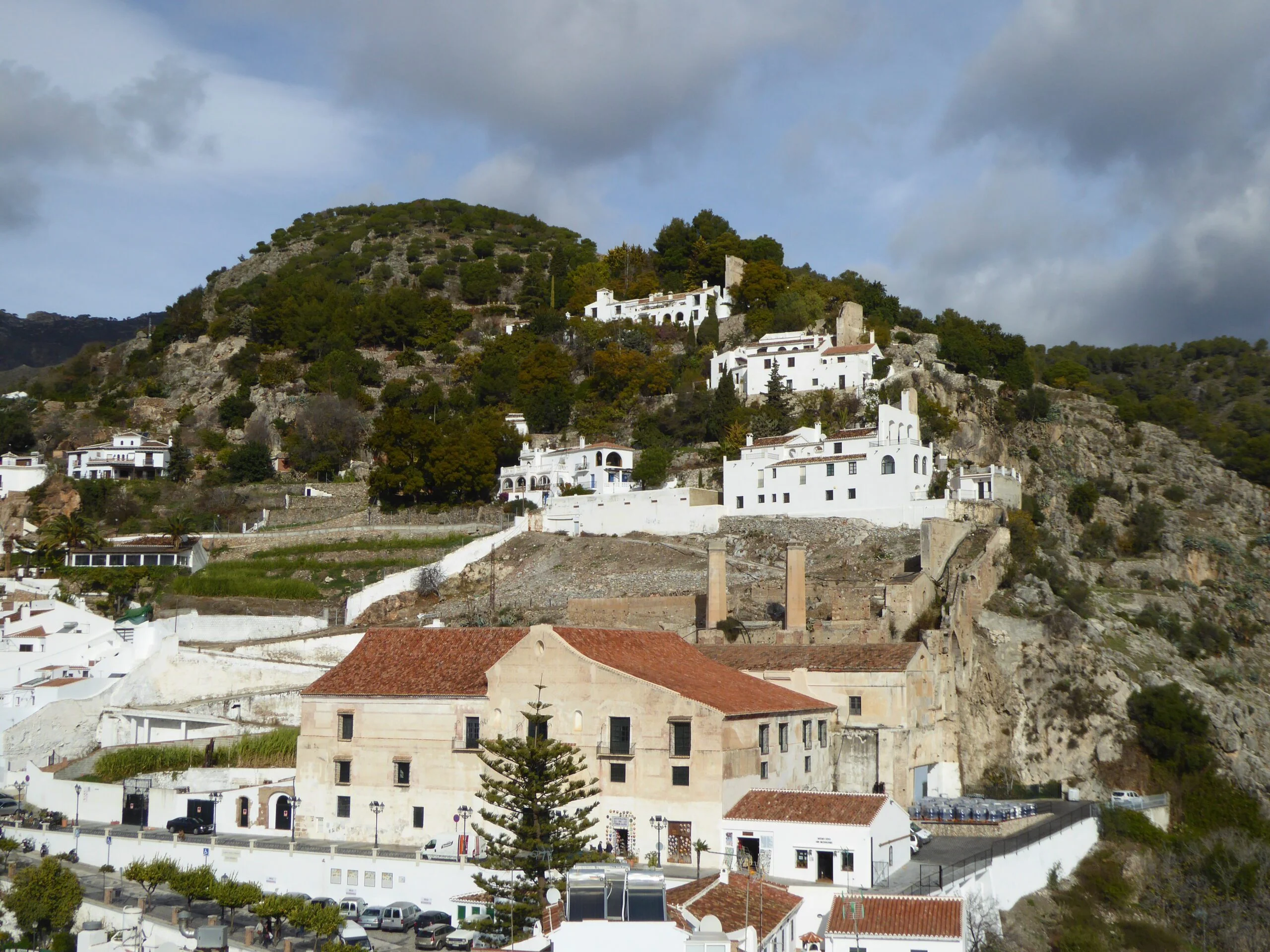 Restos del Castillo de Lízar sobre el casco histórico de Frigiliana