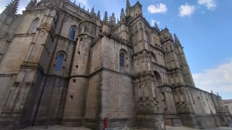 Qué ver en Plasencia: dos catedrales, murallas, Plaza Mayor y paseo por el Jerte