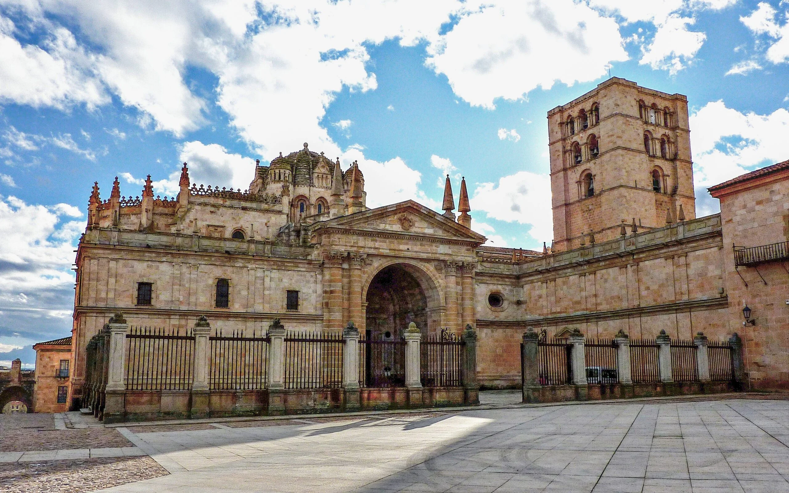 Fachada principal de la Catedral de Zamora