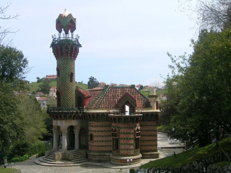 Lee más sobre el artículo El Capricho de Gaudí en Comillas: guía esencial para visitarlo sin perderte nada