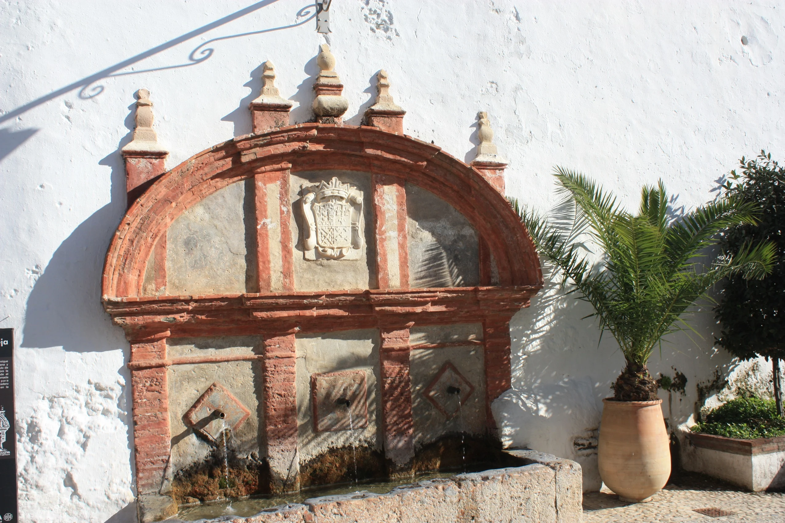 Fuente Vieja de Frigiliana en una plaza del casco histórico