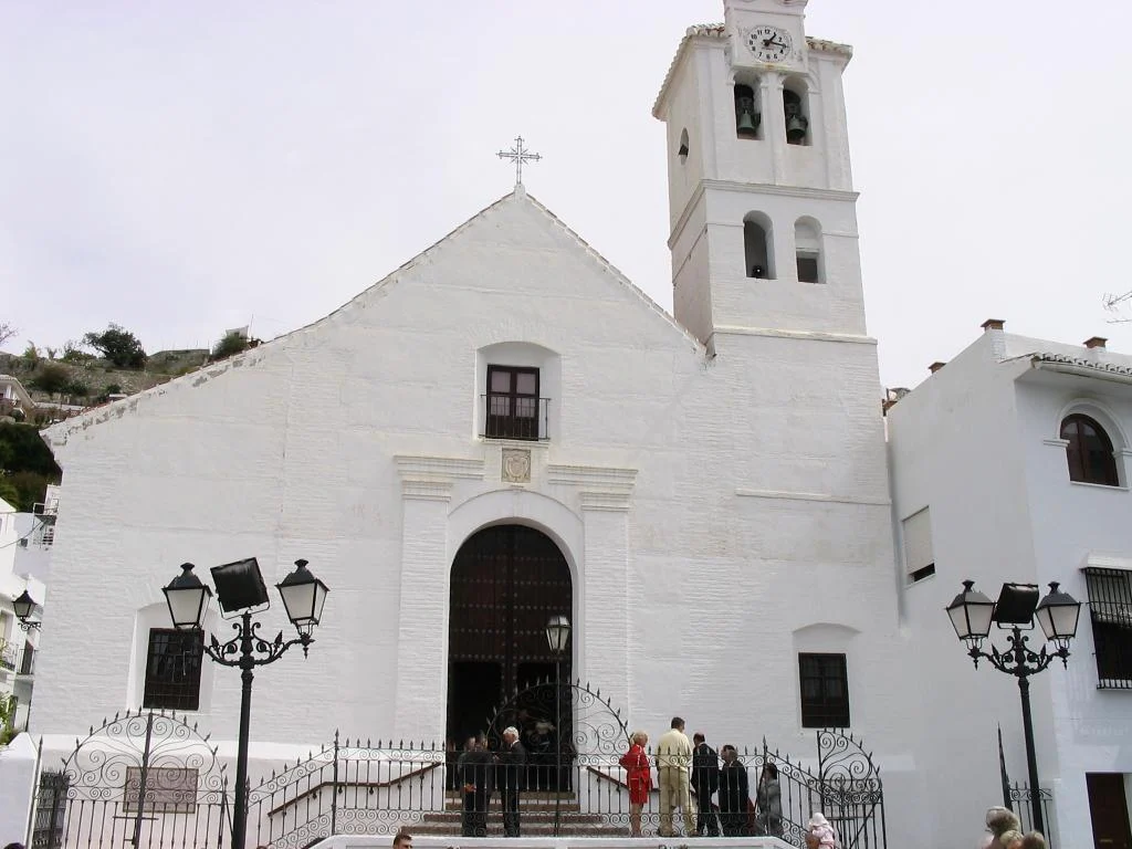 Fachada de la iglesia de San Antonio de Padua en Frigiliana