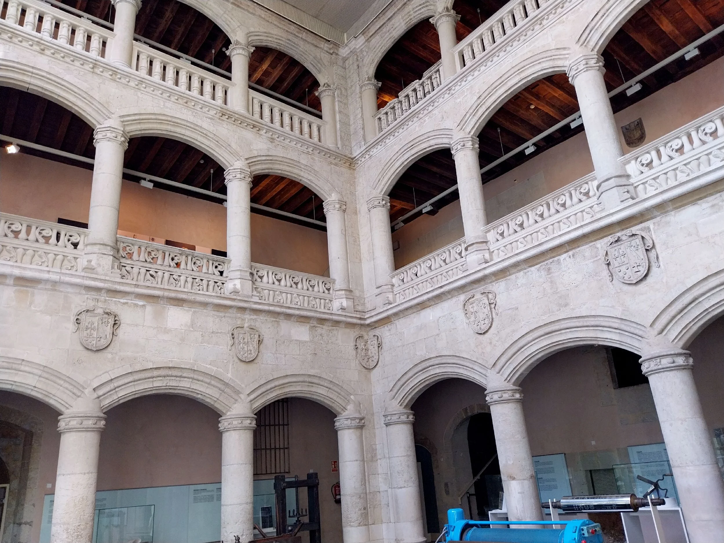 Museos en Vitoria: Patio del Palacio de Bendaña en Bibat, museo Fournier de Naipes y Arqueología de Álava en Vitoria