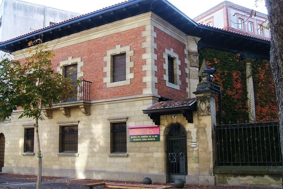 Museos en Vitoria: Exterior del Museo de Armería de Álava en Vitoria-Gasteiz