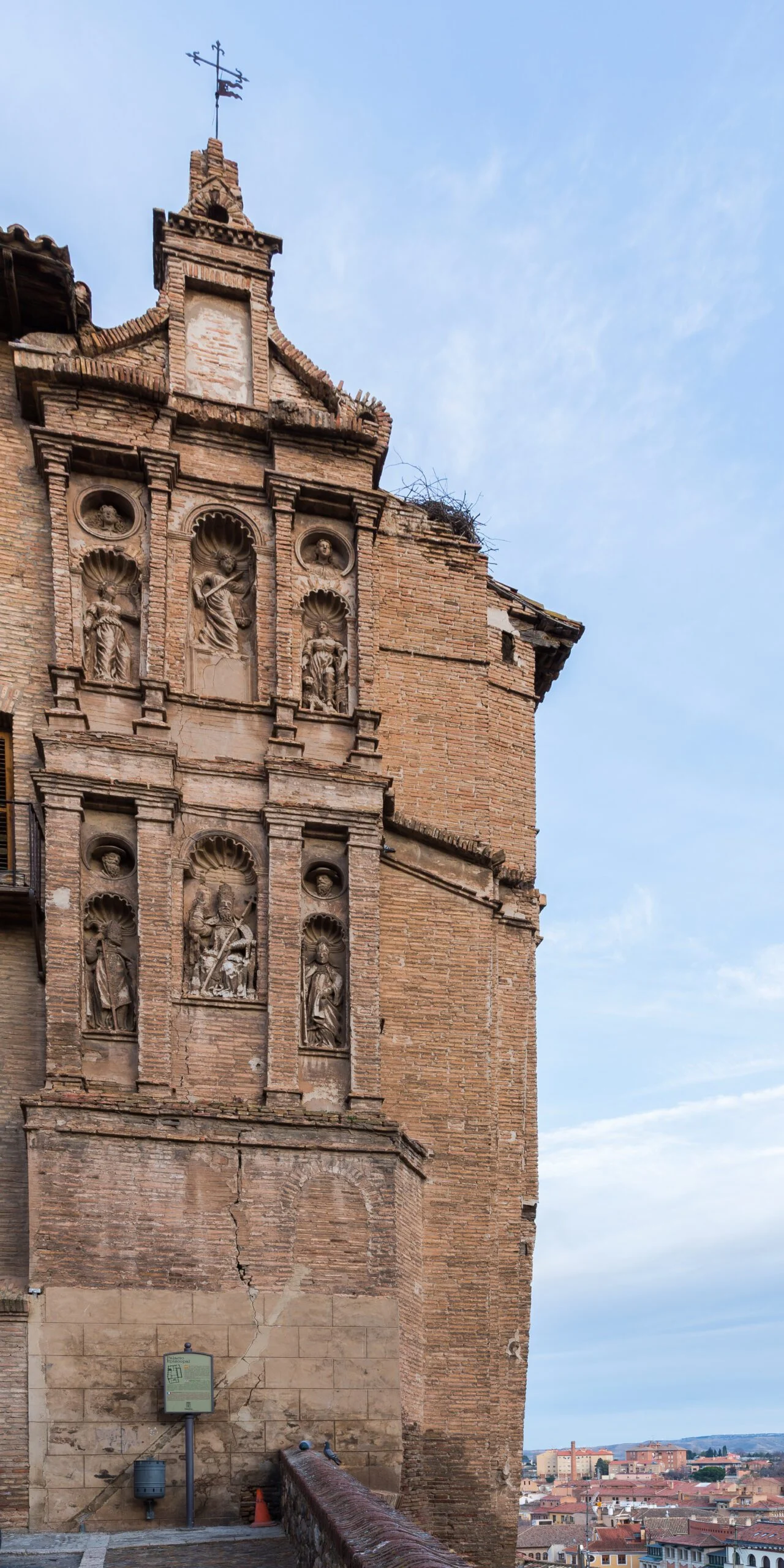 Palacio Episcopal de Tarazona sobre el casco histórico
