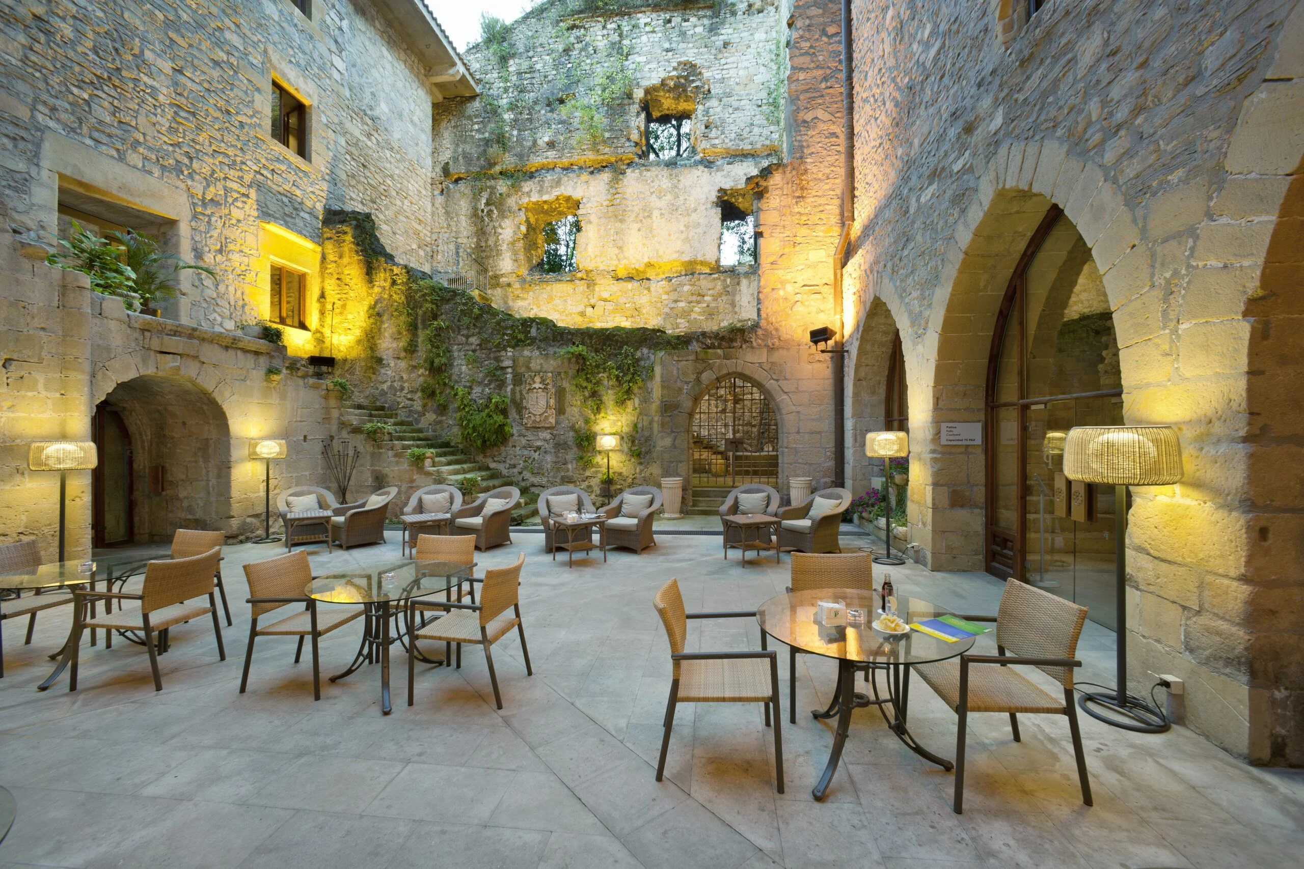 Plaza de Armas y Parador de Hondarribia en el casco histórico