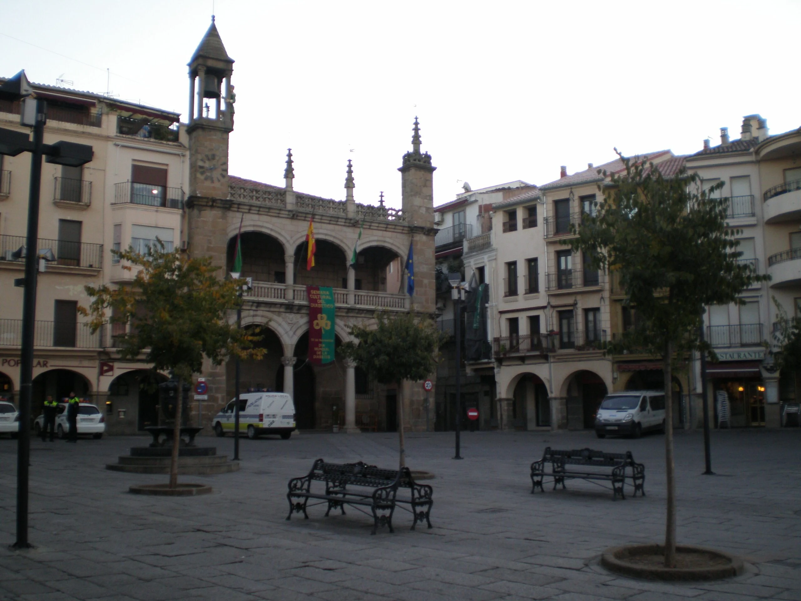 Qué ver en Plasencia: Plaza Mayor de Plasencia con soportales y Ayuntamiento