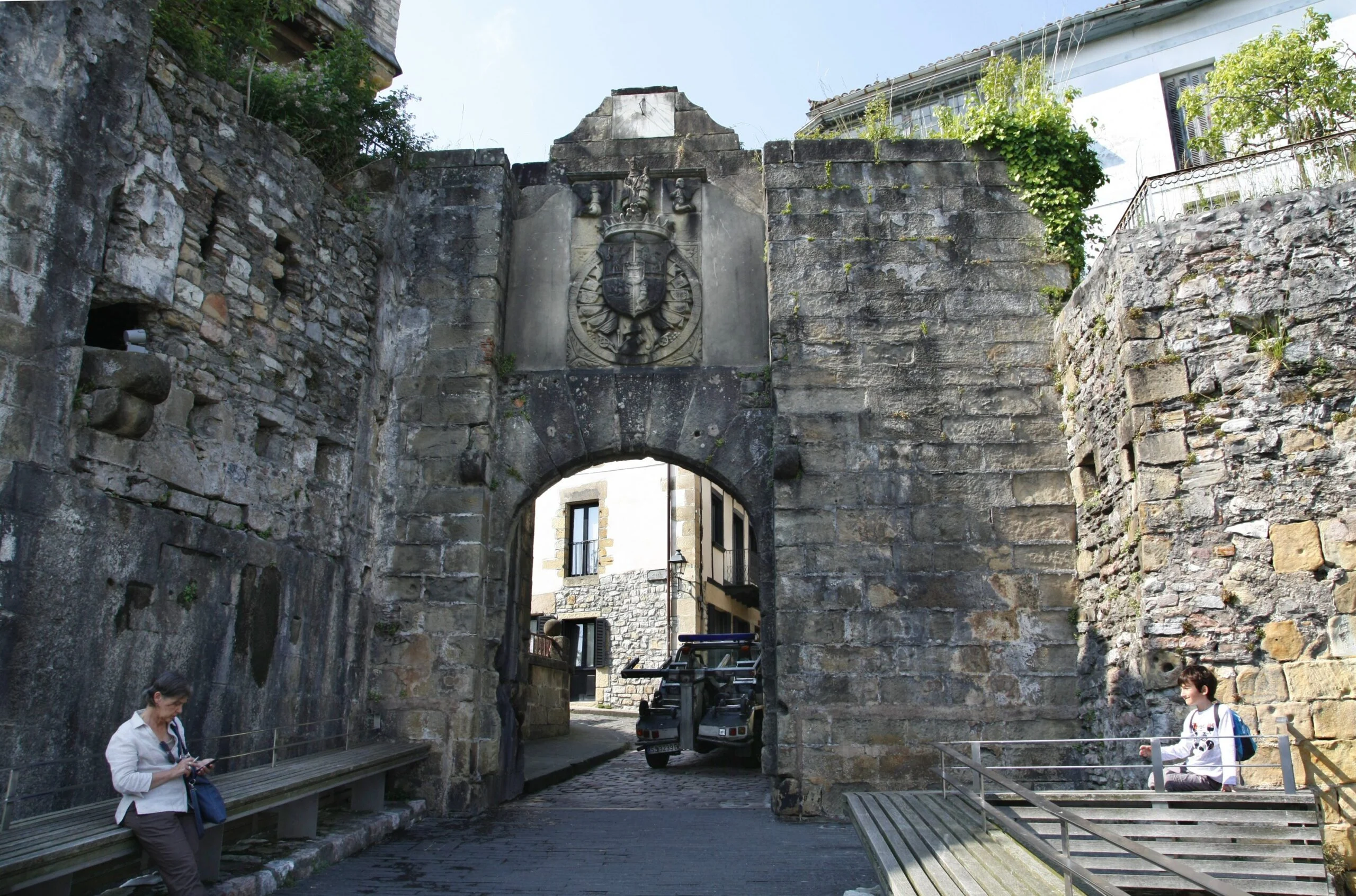 Puerta de Santa María en las murallas de Hondarribia