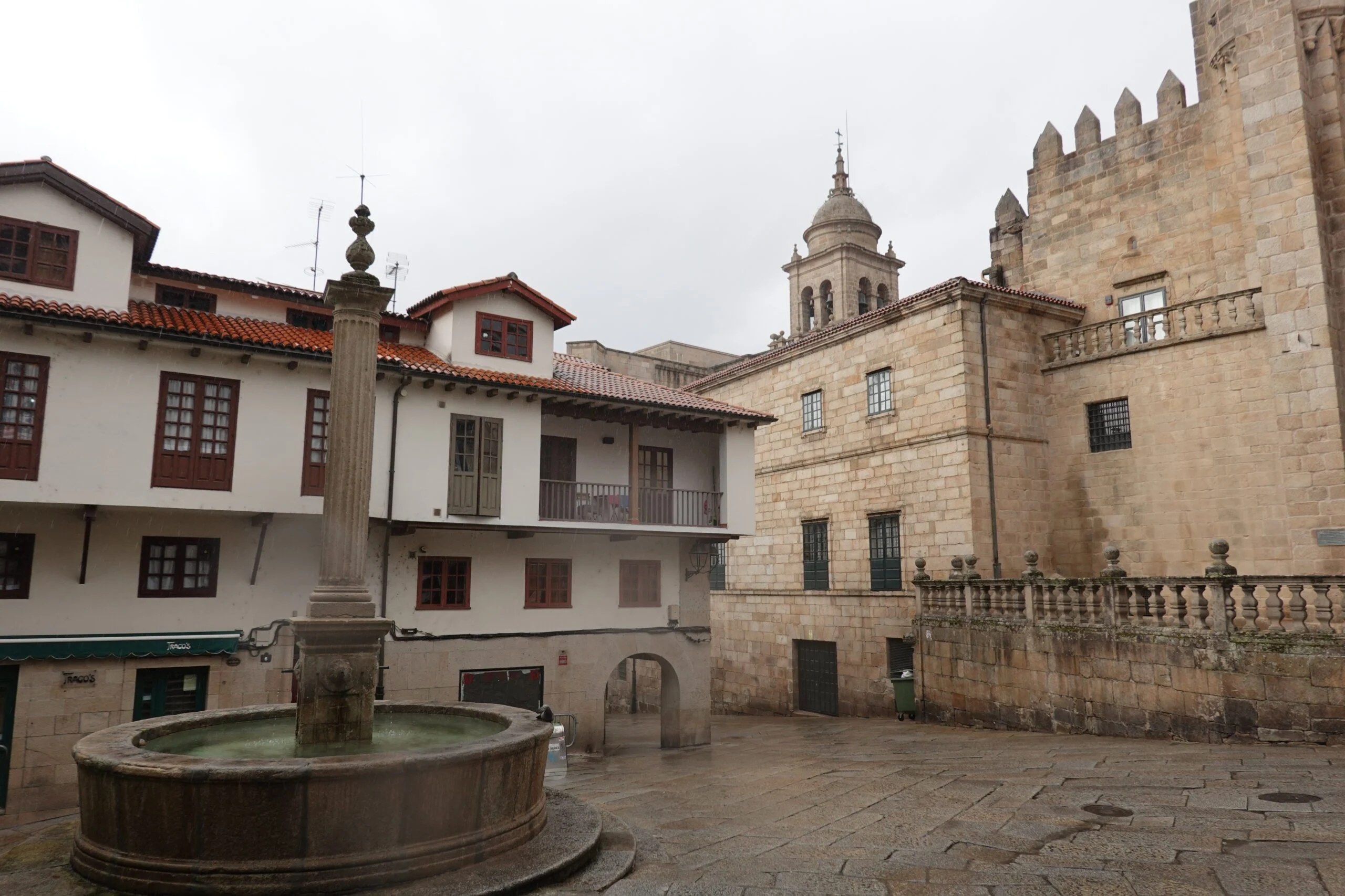 Vista de Ourense con el casco urbano y el entorno del río Miño