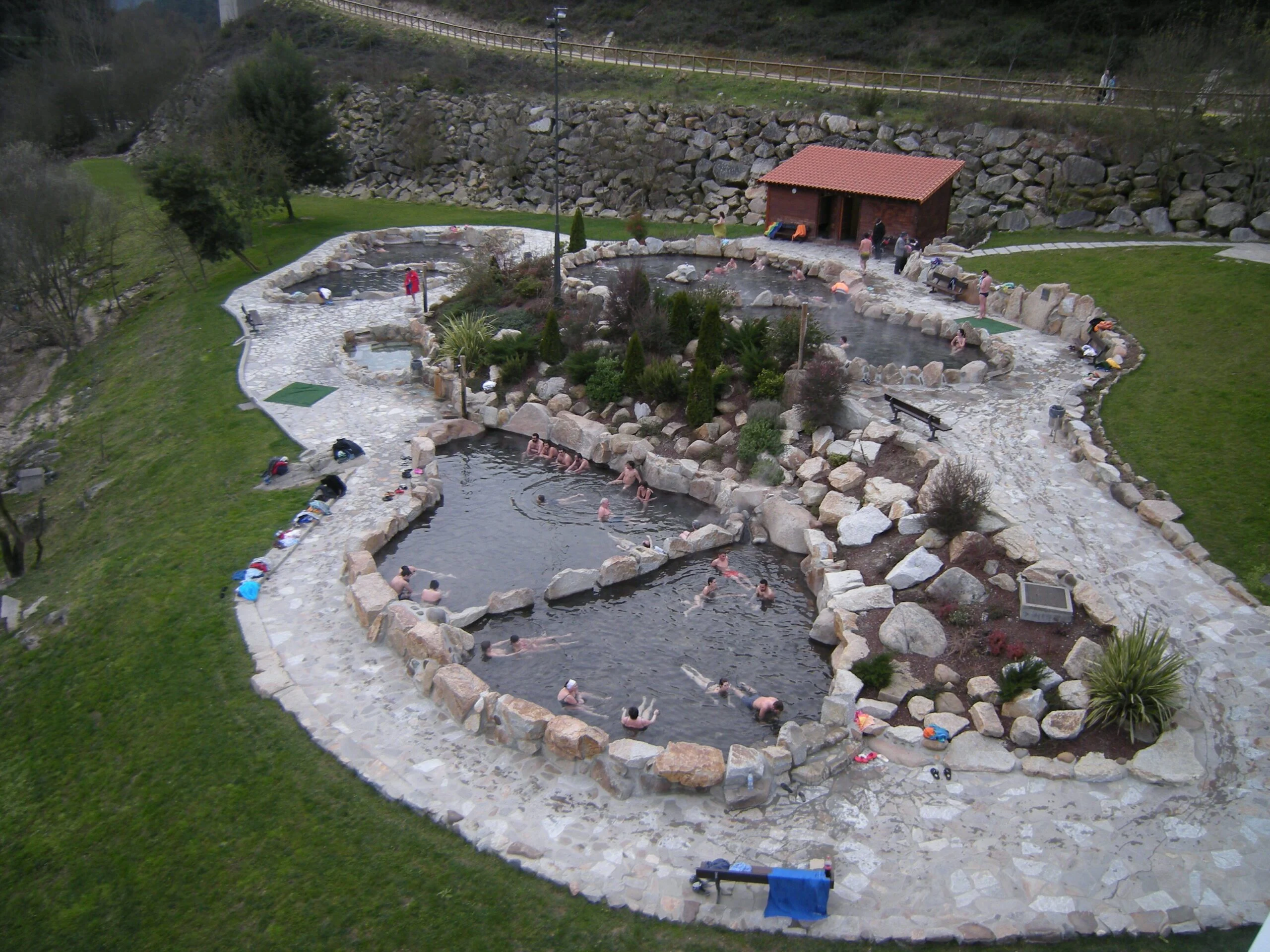 Termas de Outariz junto al río Miño en Ourense