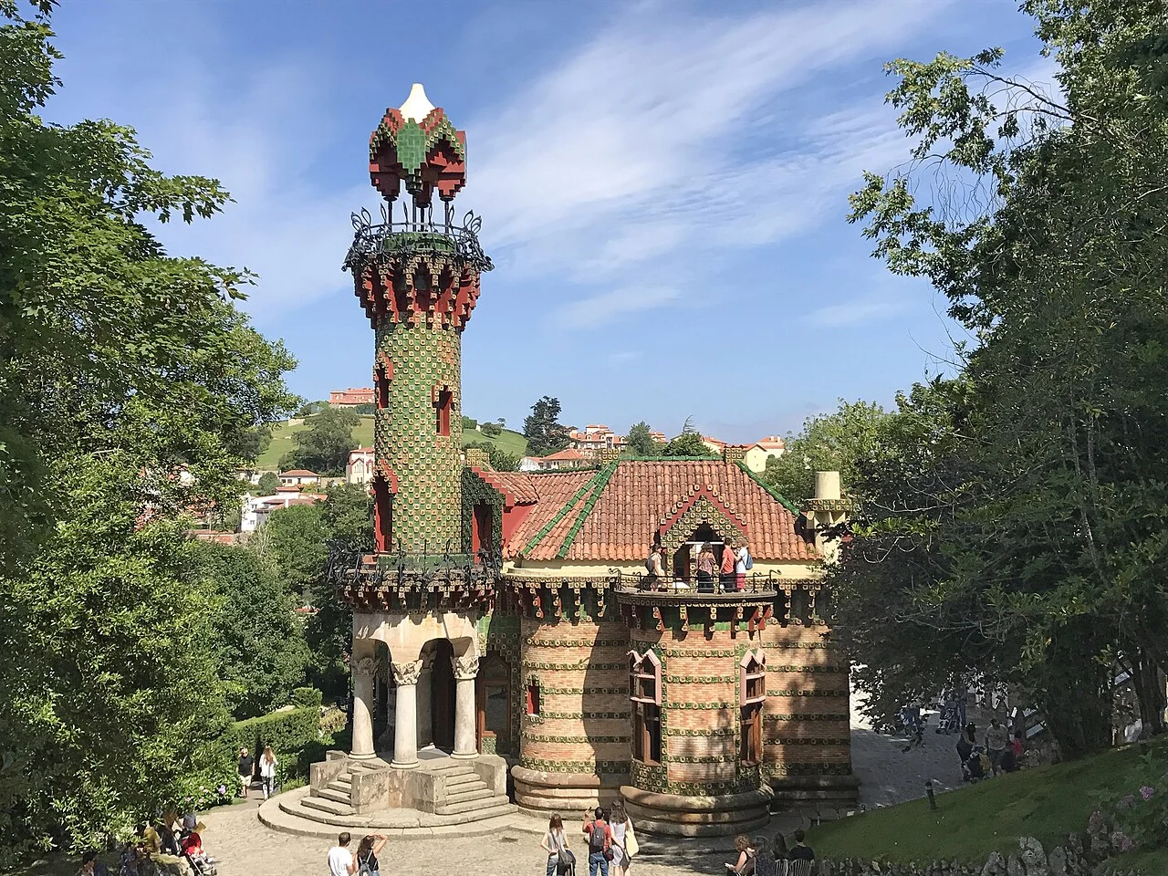 El Capricho de Gaudí en Comillas: Torre cerámica del Capricho de Gaudí en Comillas